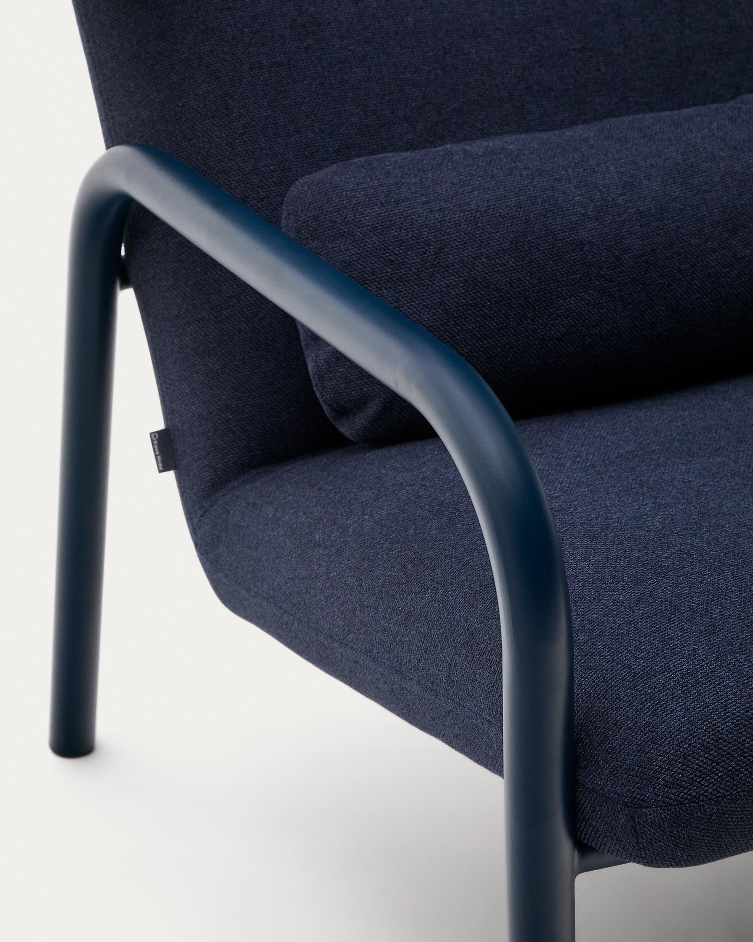 Entdecken Sie den Sessel Inari in Blau von Kave Home – ein elegantes Design, das Komfort und Qualität vereint und jeden Raum aufwertet.