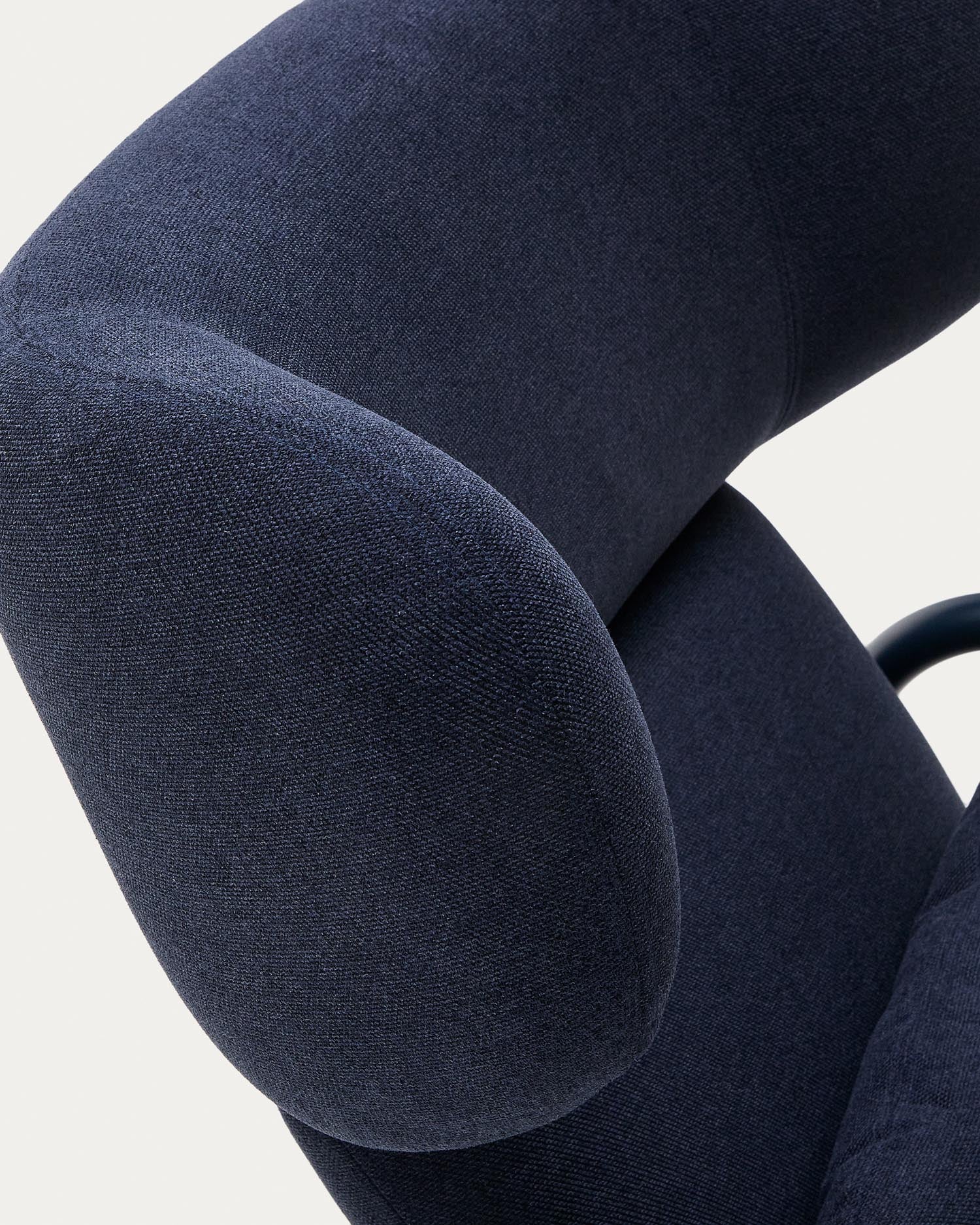 Erleben Sie den Sessel Inari in Blau von Kave Home – ein stilvolles Möbelstück, das modernen Komfort und hochwertige Materialien vereint.