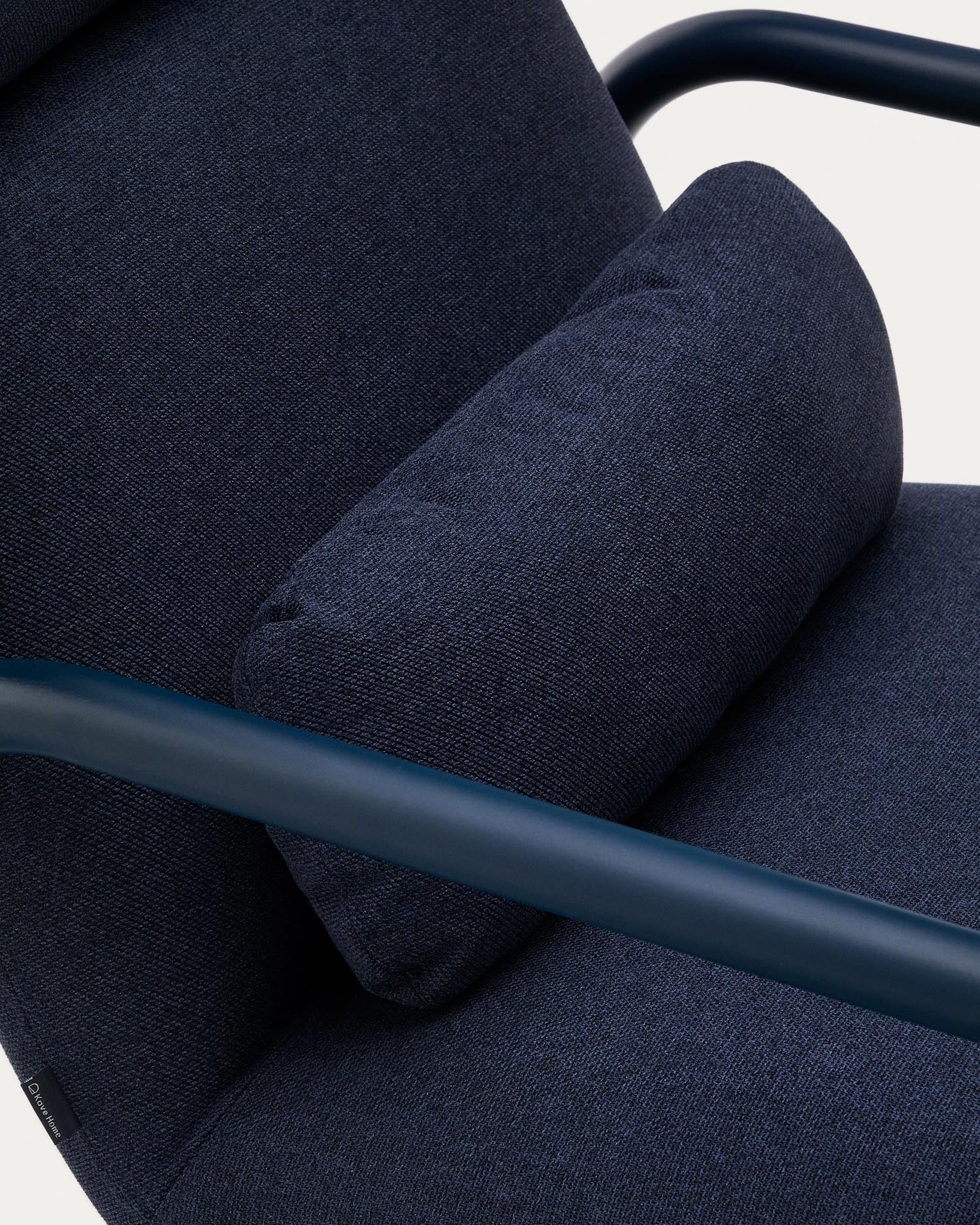 Entdecken Sie den Sessel Inari in Blau von Kave Home – ein elegantes Design, das Komfort und Stil in jedem Raum vereint.