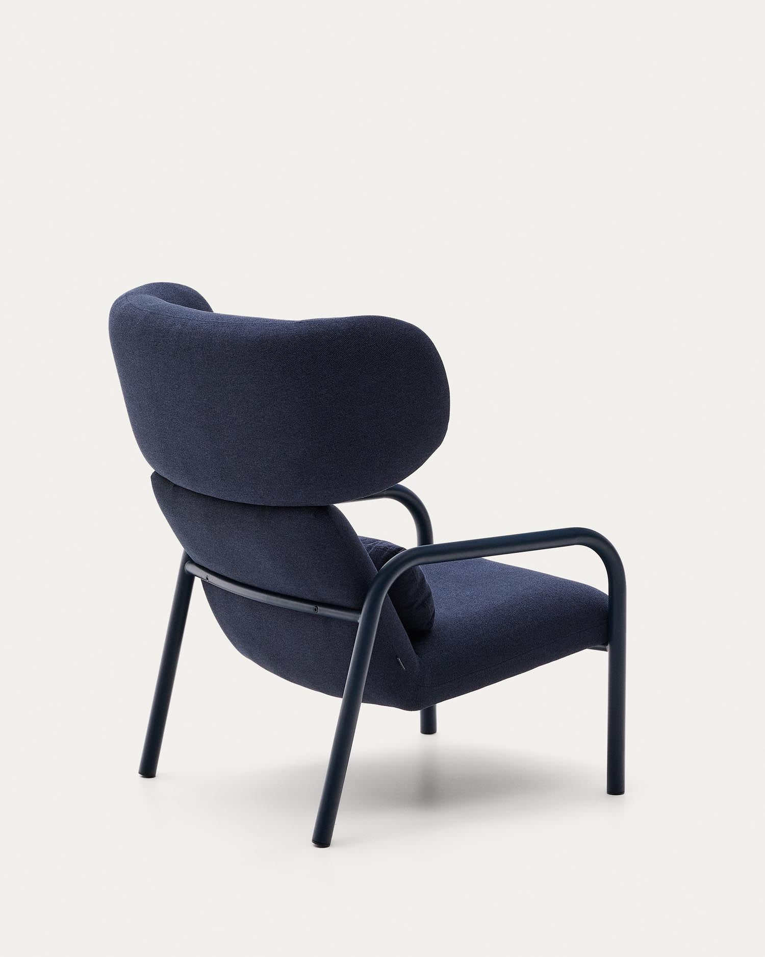 Erleben Sie den Sessel Inari in Blau von Kave Home – ein stilvolles Möbelstück, das Komfort und modernes Design perfekt vereint.