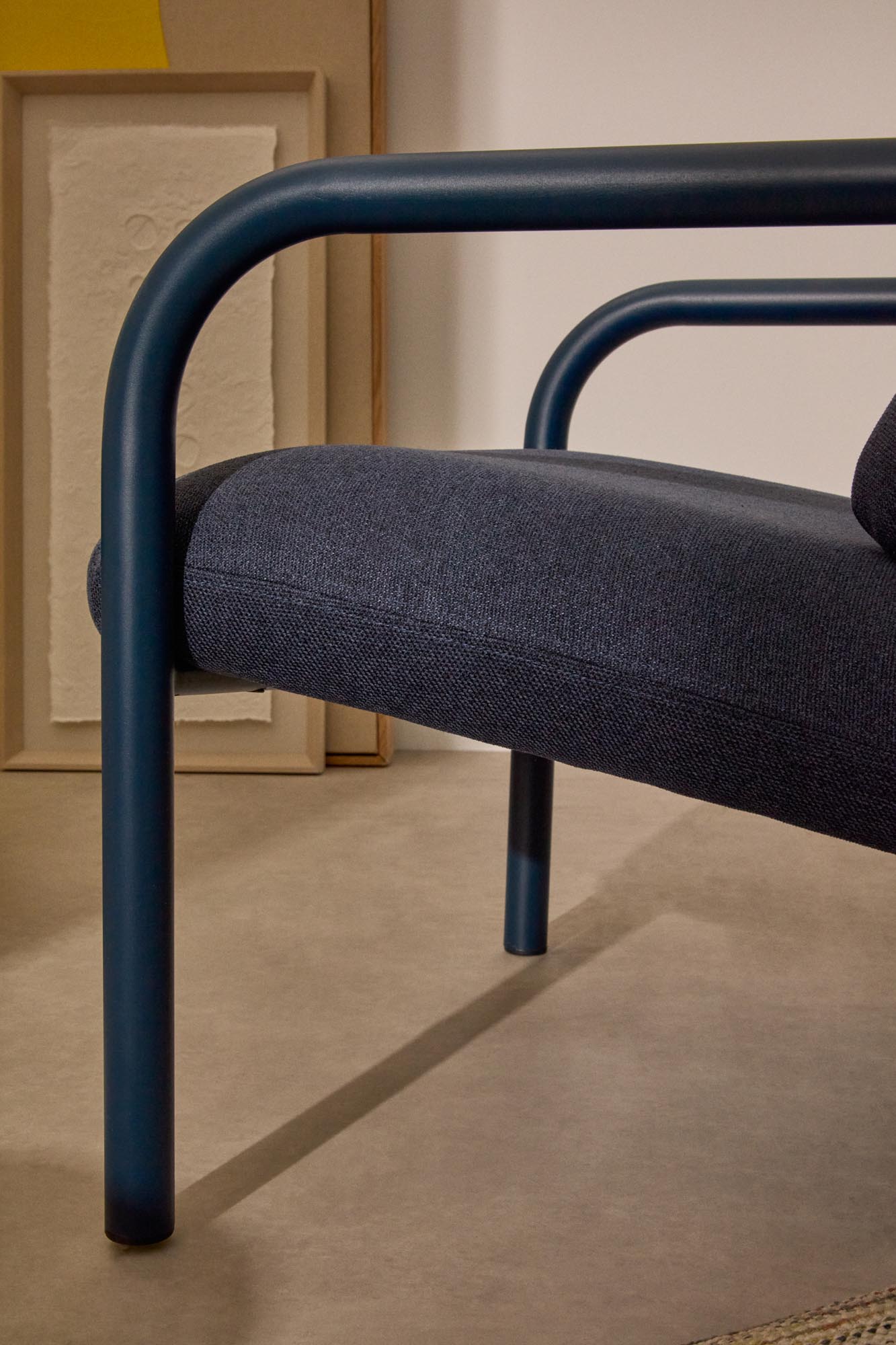 Erleben Sie den Sessel Inari in Blau von Kave Home – ein stilvolles Möbelstück, das Komfort und modernes Design perfekt kombiniert.