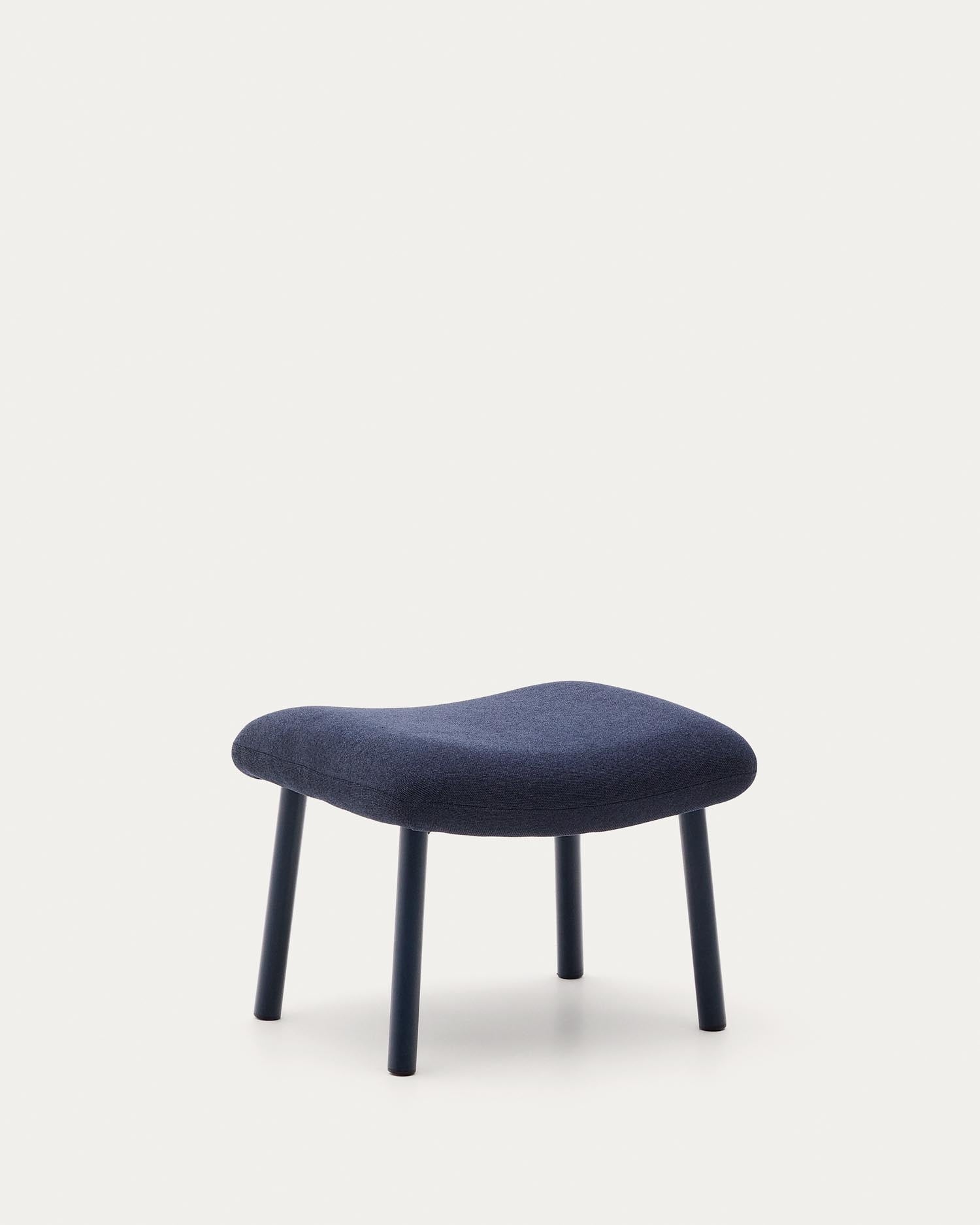 Fussablage Inari in Blau und blau lackierter Stahl 60 x 50 cm FSC Mix Credit in Dunkelblau präsentiert im Onlineshop von KAQTU Design AG. Hocker ist von Kave Home