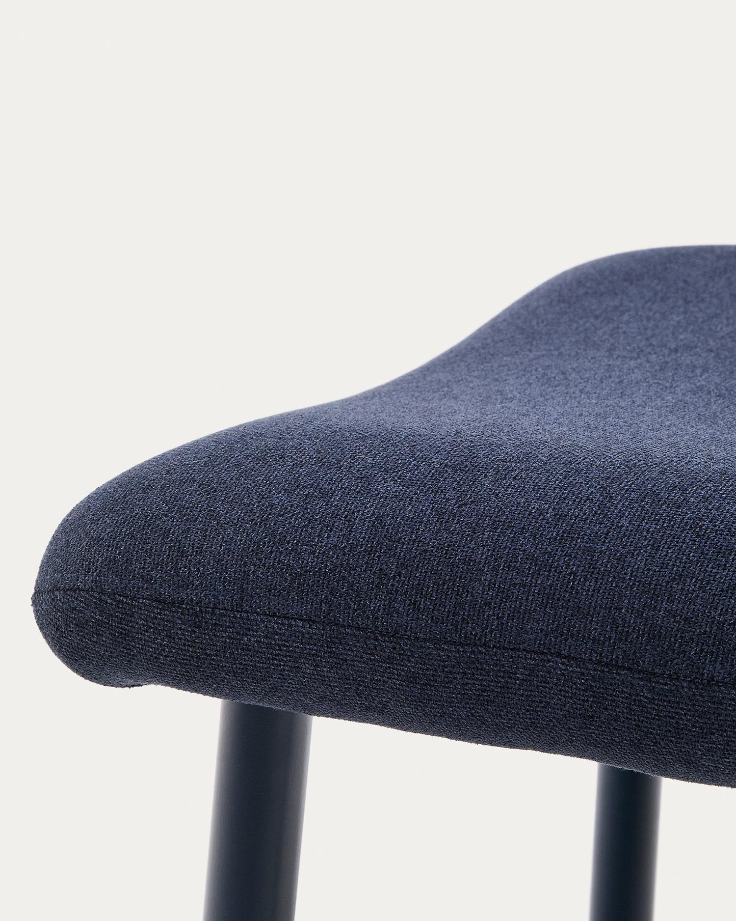 Entdecken Sie die elegante Fußablage Inari in Blau von Kave Home – ein modernes Design aus robustem Stahl, das Stil und Komfort in jedem Raum vereint.