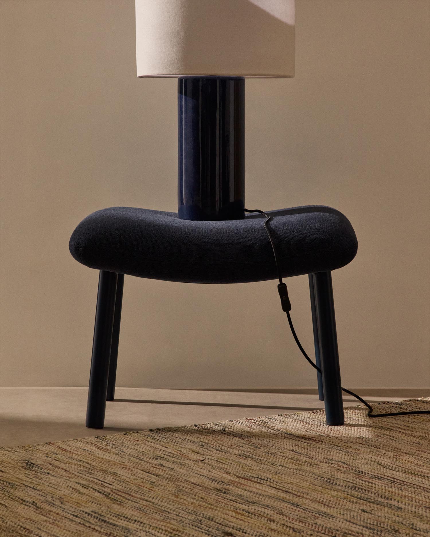 Entdecken Sie die elegante Fußablage Inari in Blau von Kave Home. Mit robustem Stahl und stilvollem Design ist sie der perfekte Akzent für Ihr Zuhause.