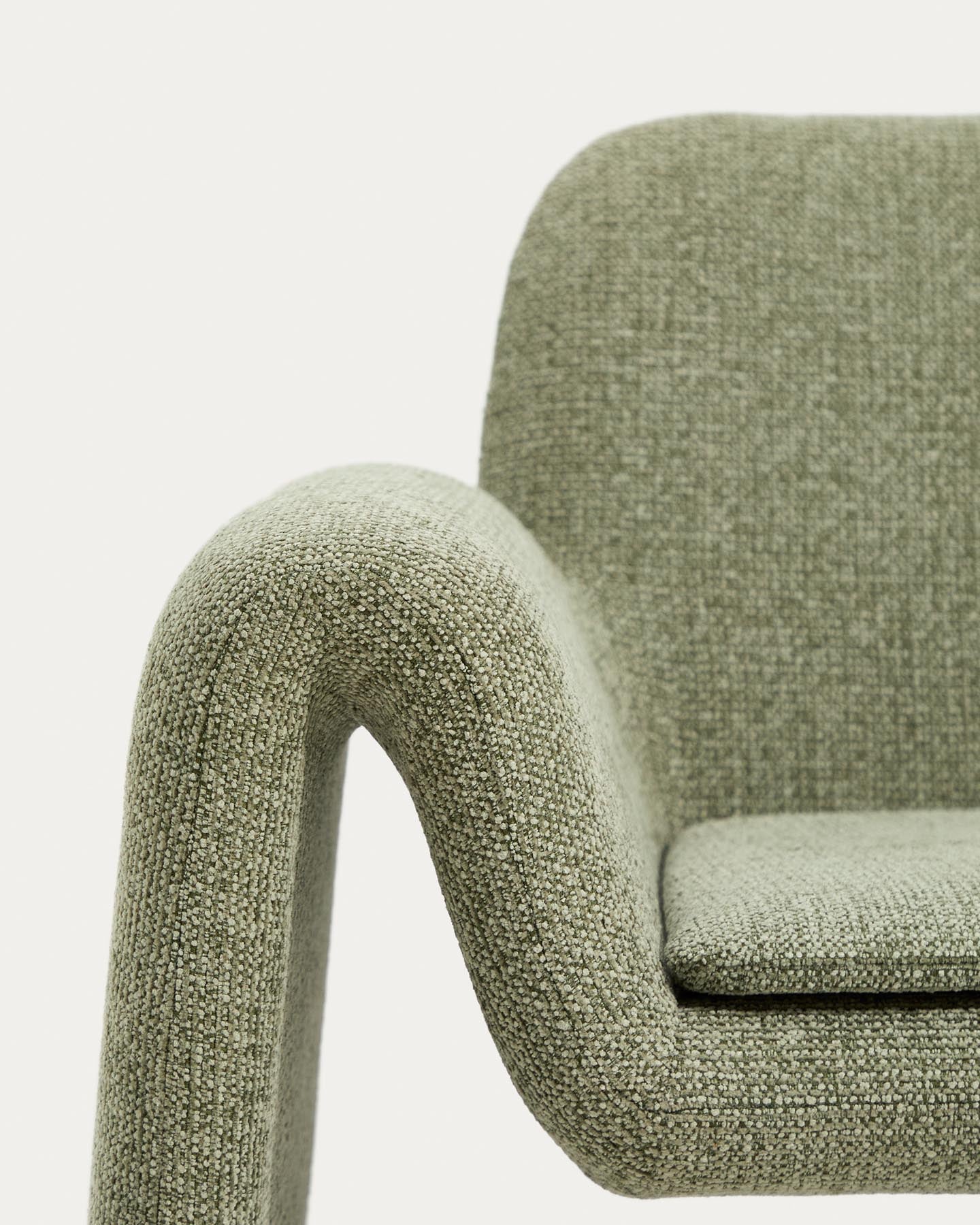 Sessel Melvia mit grüner Chenille in Hellgrün präsentiert im Onlineshop von KAQTU Design AG. Sessel ist von Kave Home