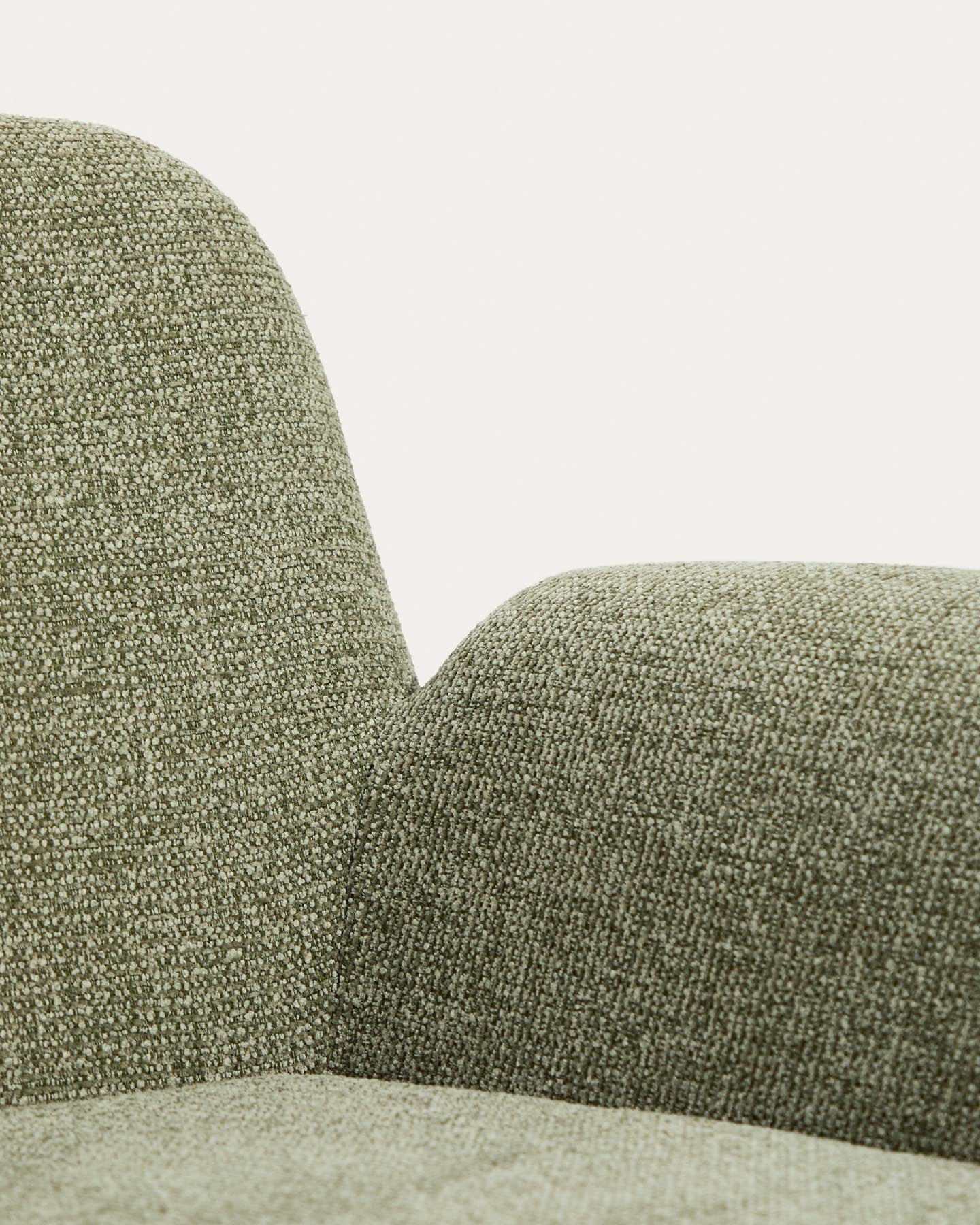 Sessel Melvia mit grüner Chenille in Hellgrün präsentiert im Onlineshop von KAQTU Design AG. Sessel ist von Kave Home