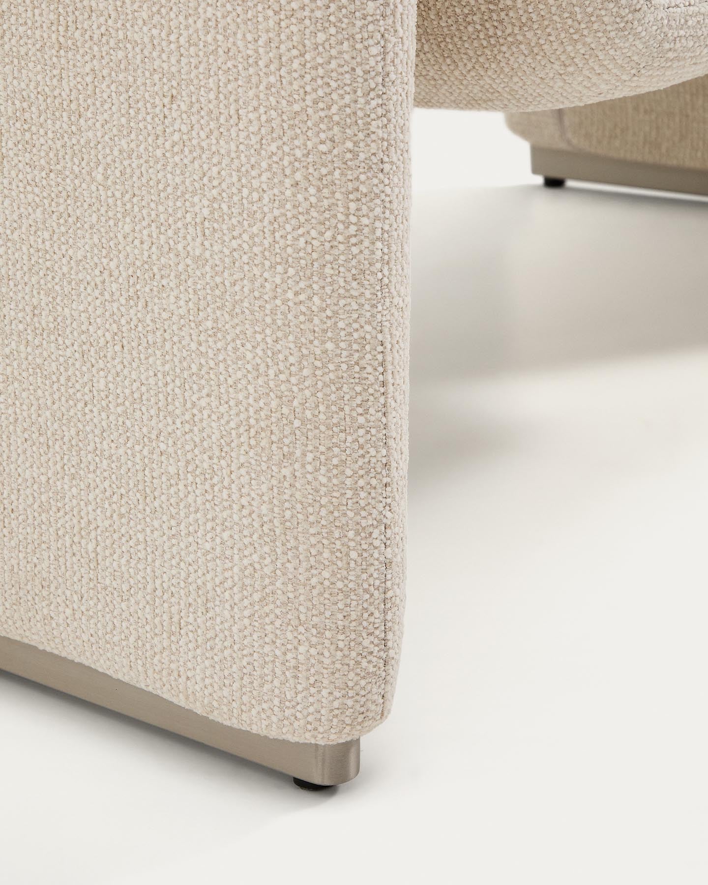 Sessel Melvia mit beiger Chenille in Beige präsentiert im Onlineshop von KAQTU Design AG. Sessel ist von Kave Home