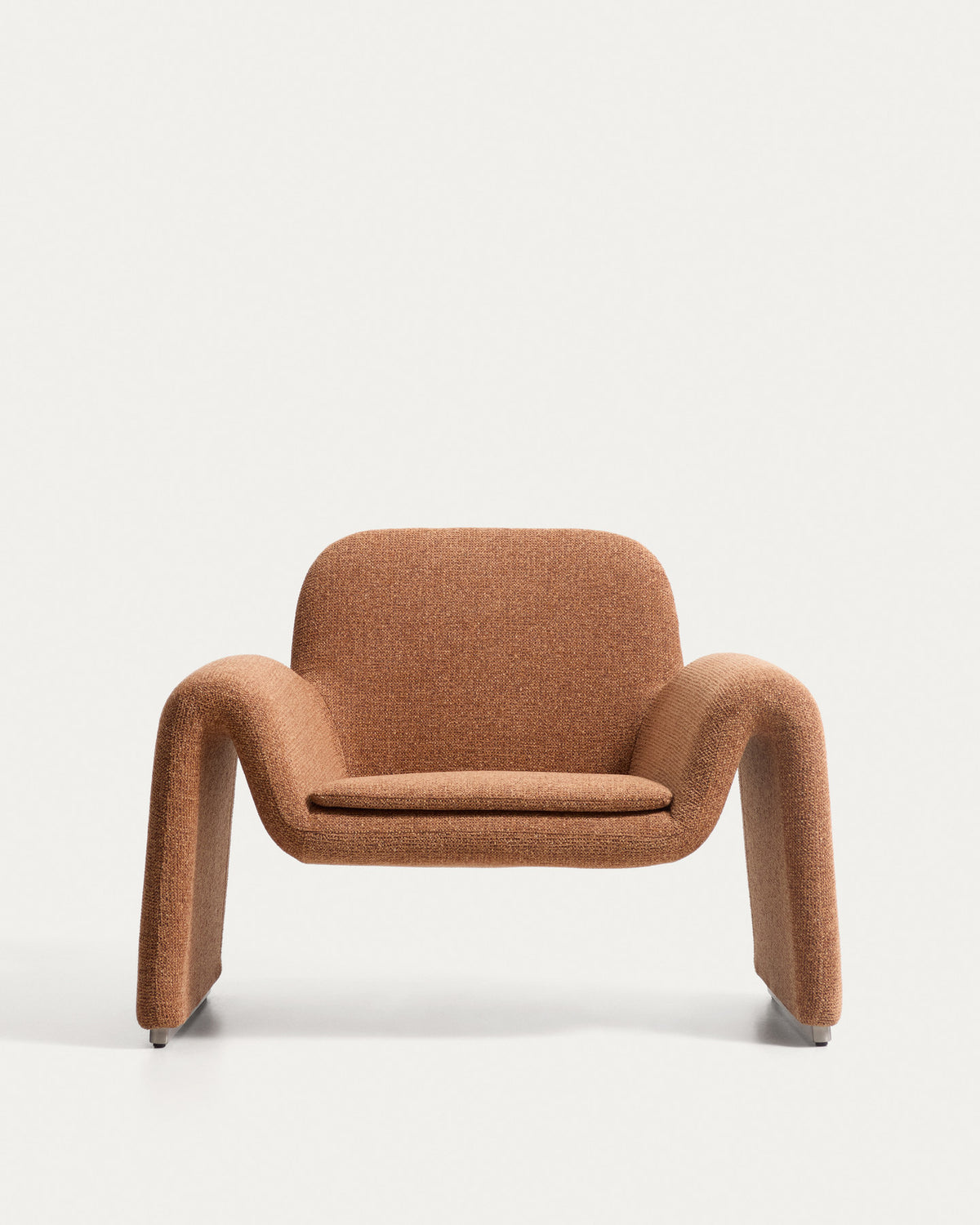 Terrakottafarbener Sessel Melvia mit strukturiertem Chenille-Bezug, Armlehnen und schlanken Edelstahlbeinen, Serie MELVIA von Kave Home.