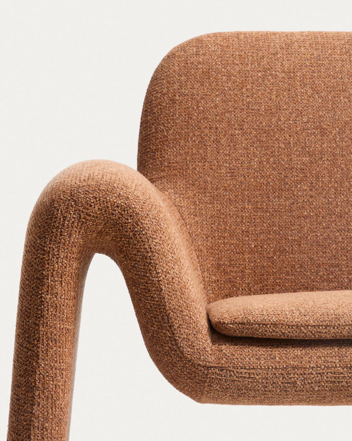 Terrakottafarbener Sessel Melvia mit strukturiertem Chenille-Bezug, Armlehnen und schlanken Edelstahlbeinen, Serie MELVIA von Kave Home.