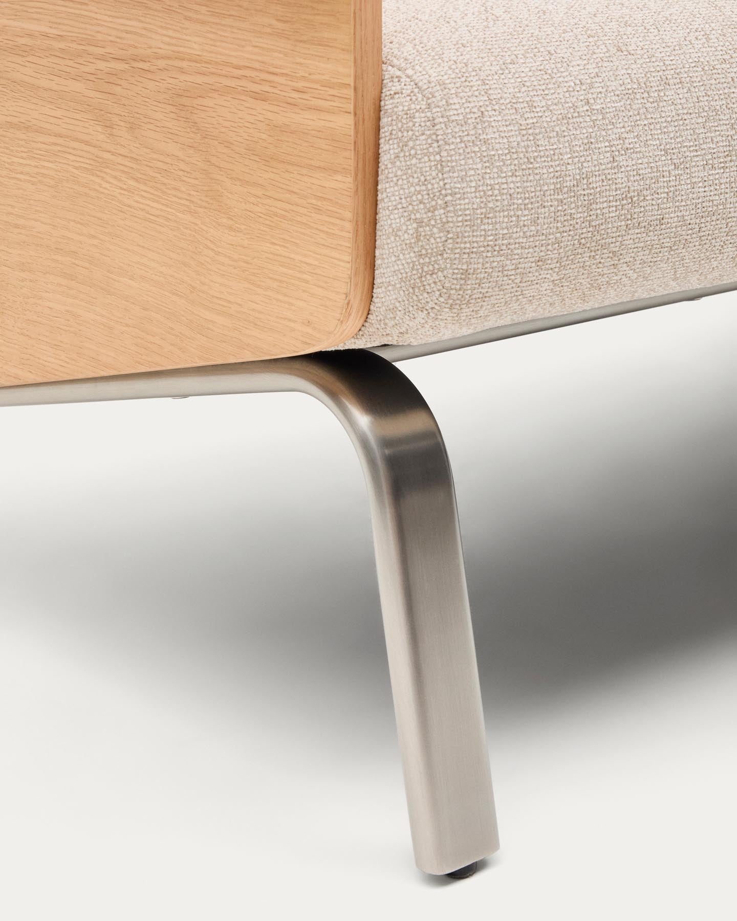 2-Sitzer-Sofa Amsen in Beige aus Eichensperrholz mit Beinen aus em gebürsteten Edelstahl 150 cm in Beige präsentiert im Onlineshop von KAQTU Design AG. 2er Sofa ist von Kave Home