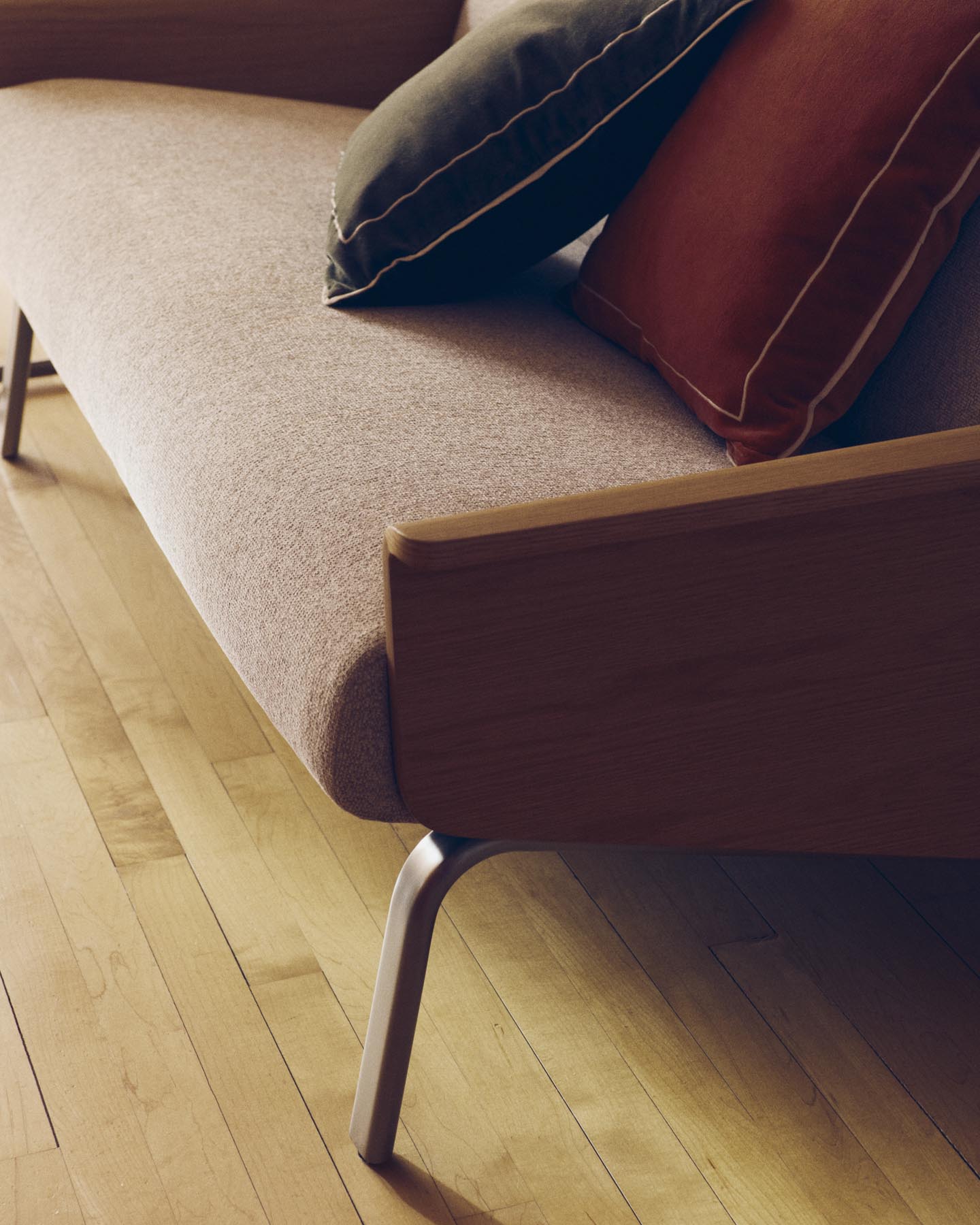 2-Sitzer-Sofa Amsen in Beige aus Eichensperrholz mit Beinen aus em gebürsteten Edelstahl 150 cm in Beige präsentiert im Onlineshop von KAQTU Design AG. 2er Sofa ist von Kave Home