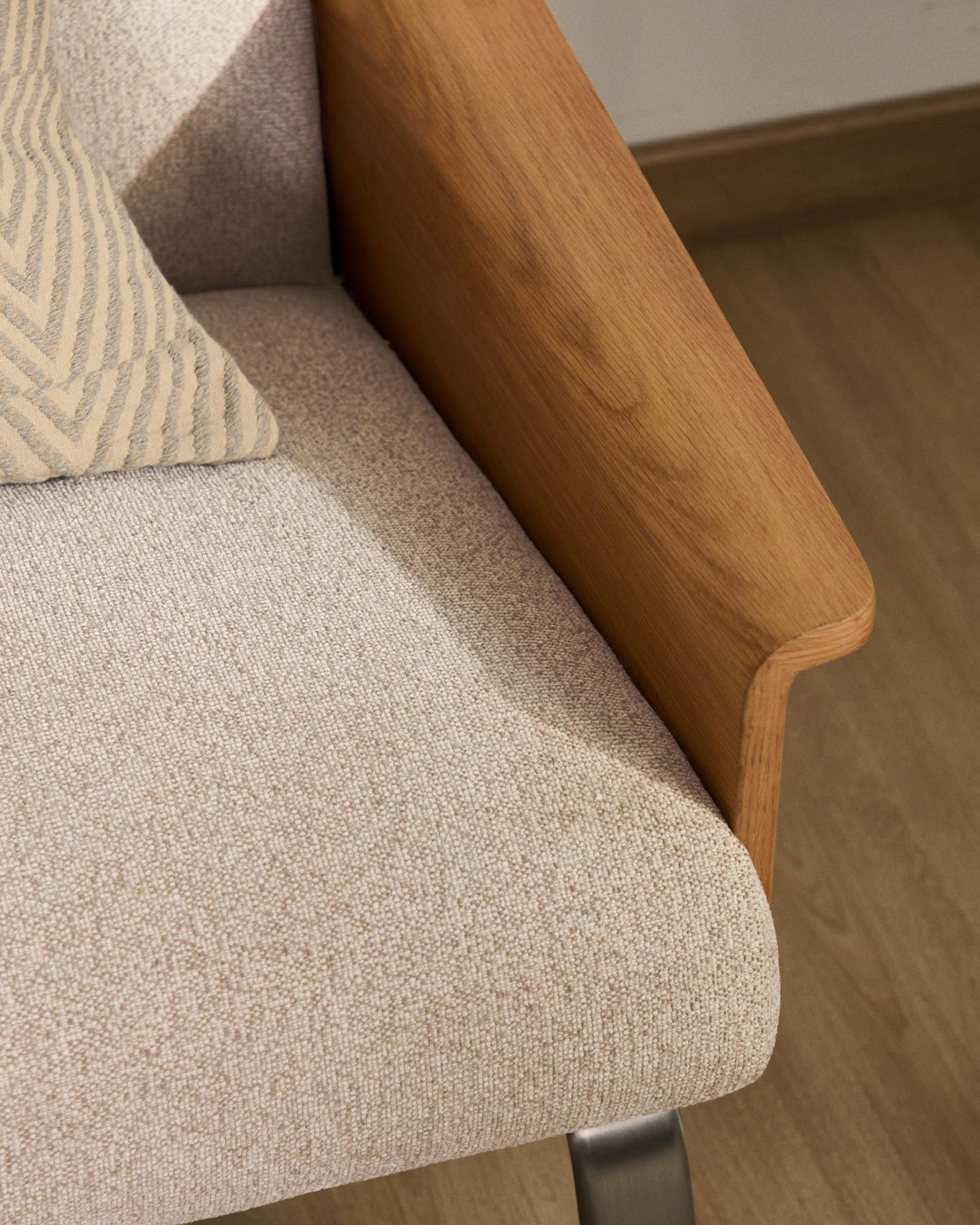 3-Sitzer-Sofa Amsen aus Eichensperrholz mit beiger Chenille und Beinen aus em gebürsteten Edelstahl 190 cm in Beige präsentiert im Onlineshop von KAQTU Design AG. 3er Sofa ist von Kave Home