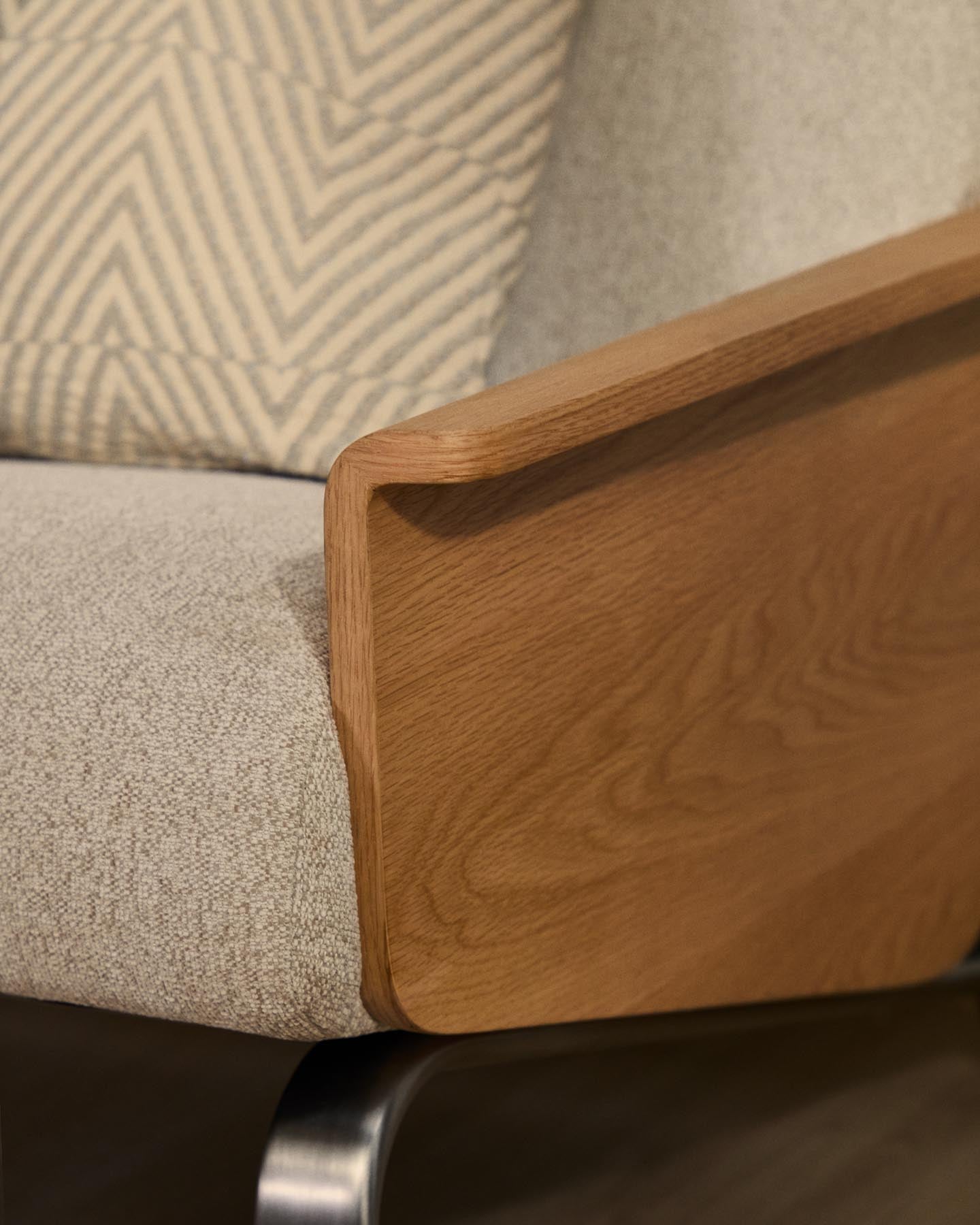 3-Sitzer-Sofa Amsen aus Eichensperrholz mit beiger Chenille und Beinen aus em gebürsteten Edelstahl 190 cm in Beige präsentiert im Onlineshop von KAQTU Design AG. 3er Sofa ist von Kave Home