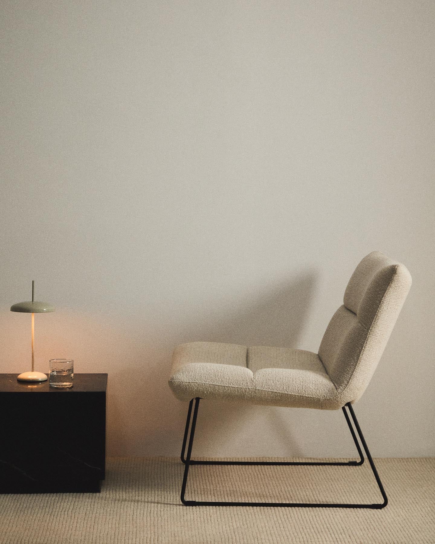 Sessel Asen in beiger Chenille mit schwarzen Stahlbeinen FSC 100% in Beige präsentiert im Onlineshop von KAQTU Design AG. Sessel ist von Kave Home