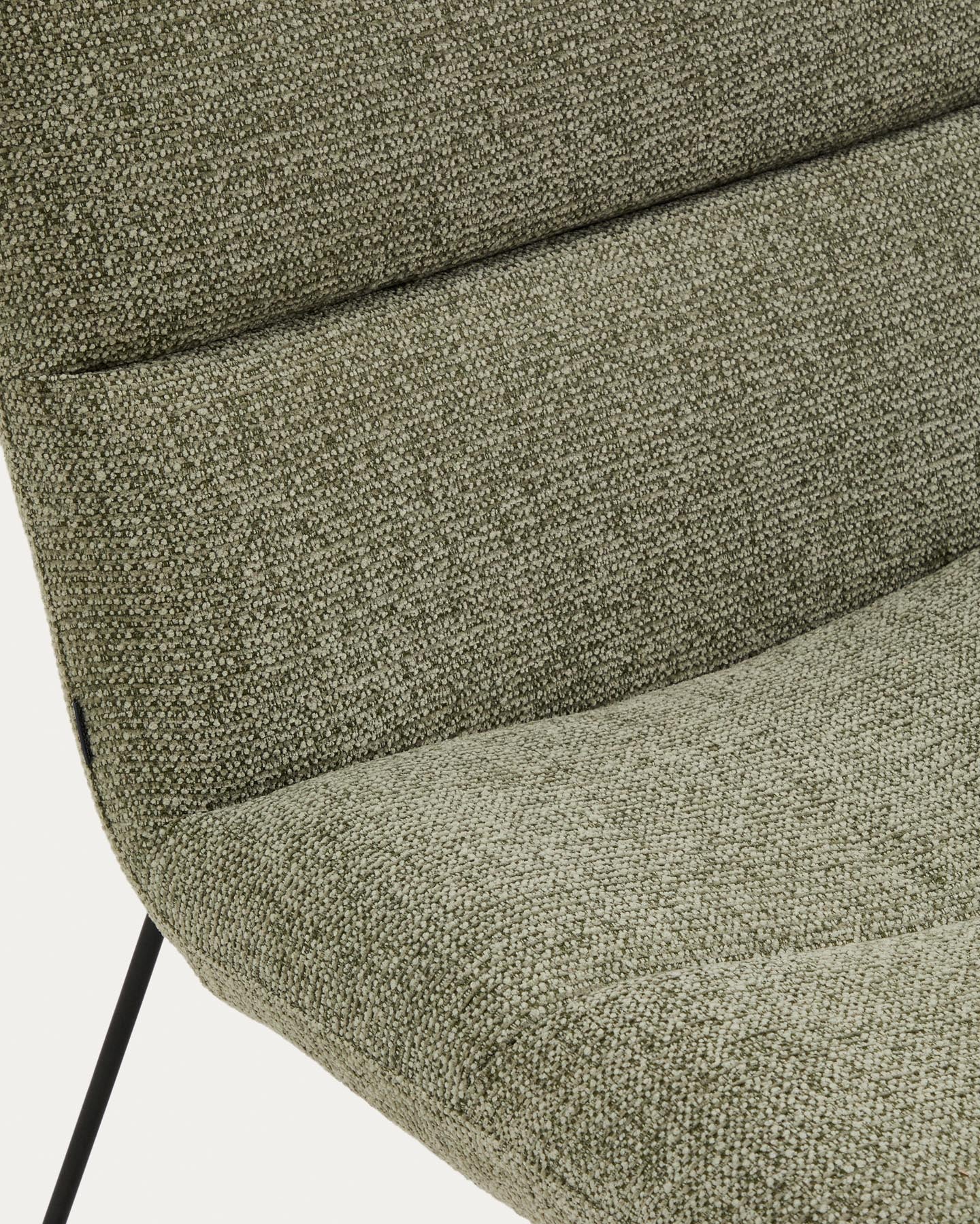 Sessel Asen in grüner Chenille mit schwarzen Stahlbeinen FSC 100% in Hellgrün präsentiert im Onlineshop von KAQTU Design AG. Sessel ist von Kave Home