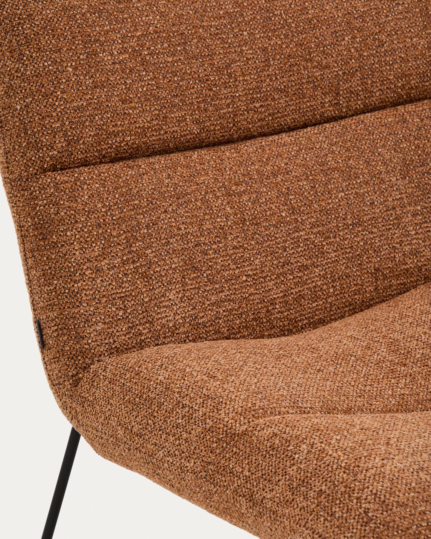 Sessel Asen in terrakottafarbener Chenille mit schwarzen Stahlbeinen FSC 100% in Terrakotta präsentiert im Onlineshop von KAQTU Design AG. Sessel ist von Kave Home