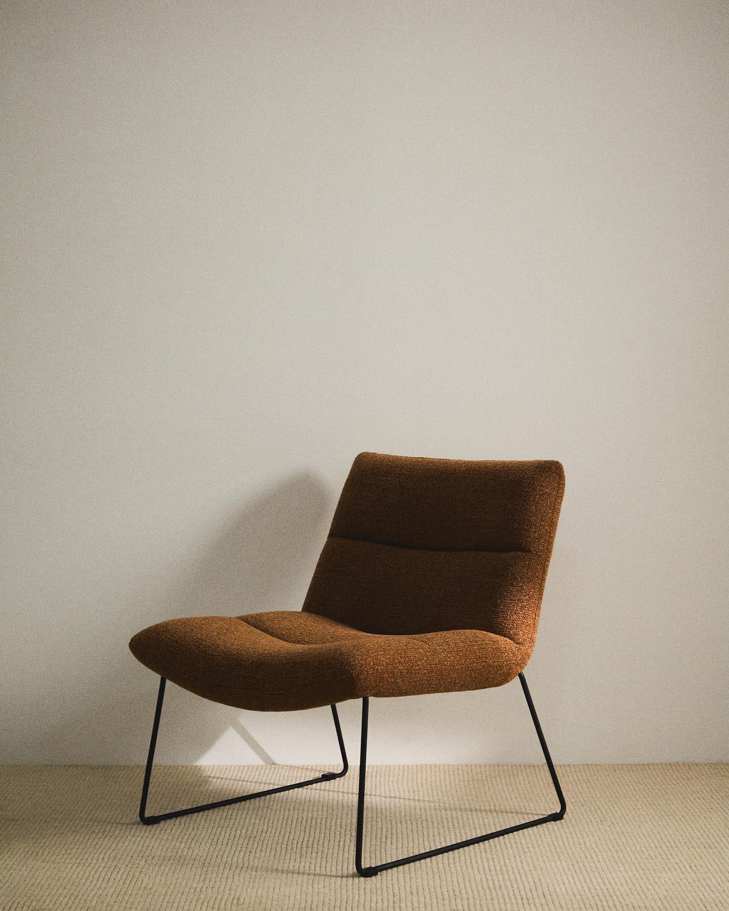 Sessel Asen in terrakottafarbener Chenille mit schwarzen Stahlbeinen FSC 100% in Terrakotta präsentiert im Onlineshop von KAQTU Design AG. Sessel ist von Kave Home