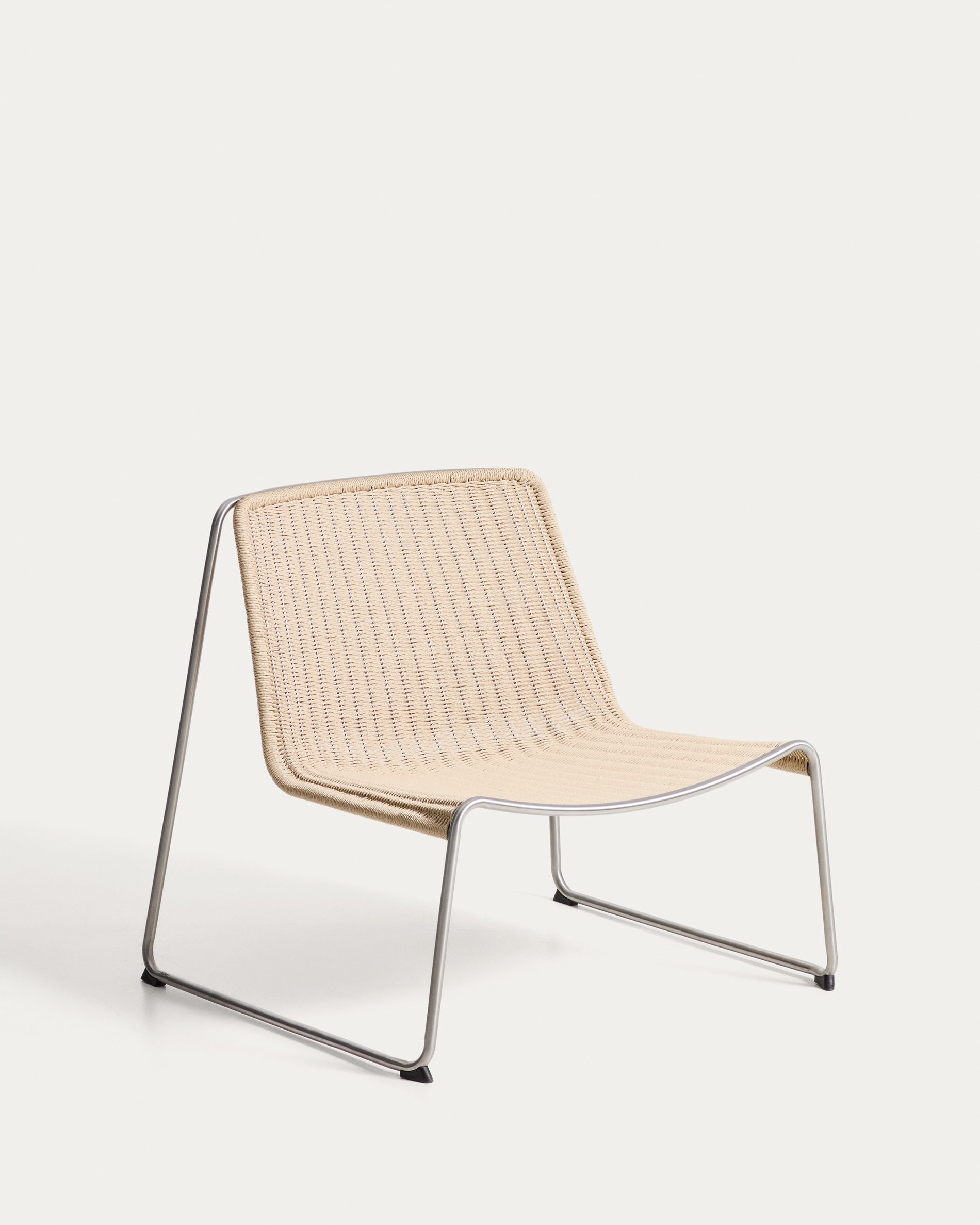 Stapelsessel Tavari aus beigefarbenem Synthetikseil und Edelstahl in gebürsteter Optik in Beige präsentiert im Onlineshop von KAQTU Design AG. Outdoor-Sessel ist von Kave Home