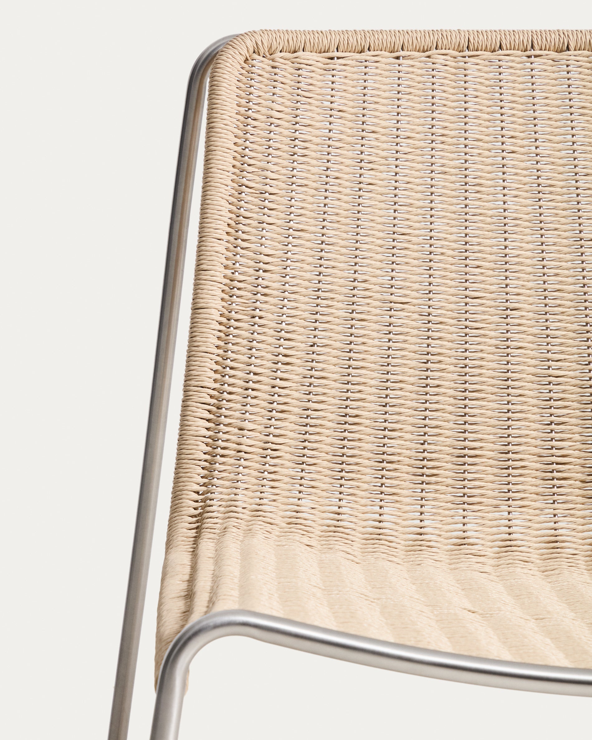 Stylischer Stapelsessel Tavari in sanftem Beige, aus langlebigem Synthetikseil und gebürstetem Edelstahl, perfekt für Garten und Terrasse.