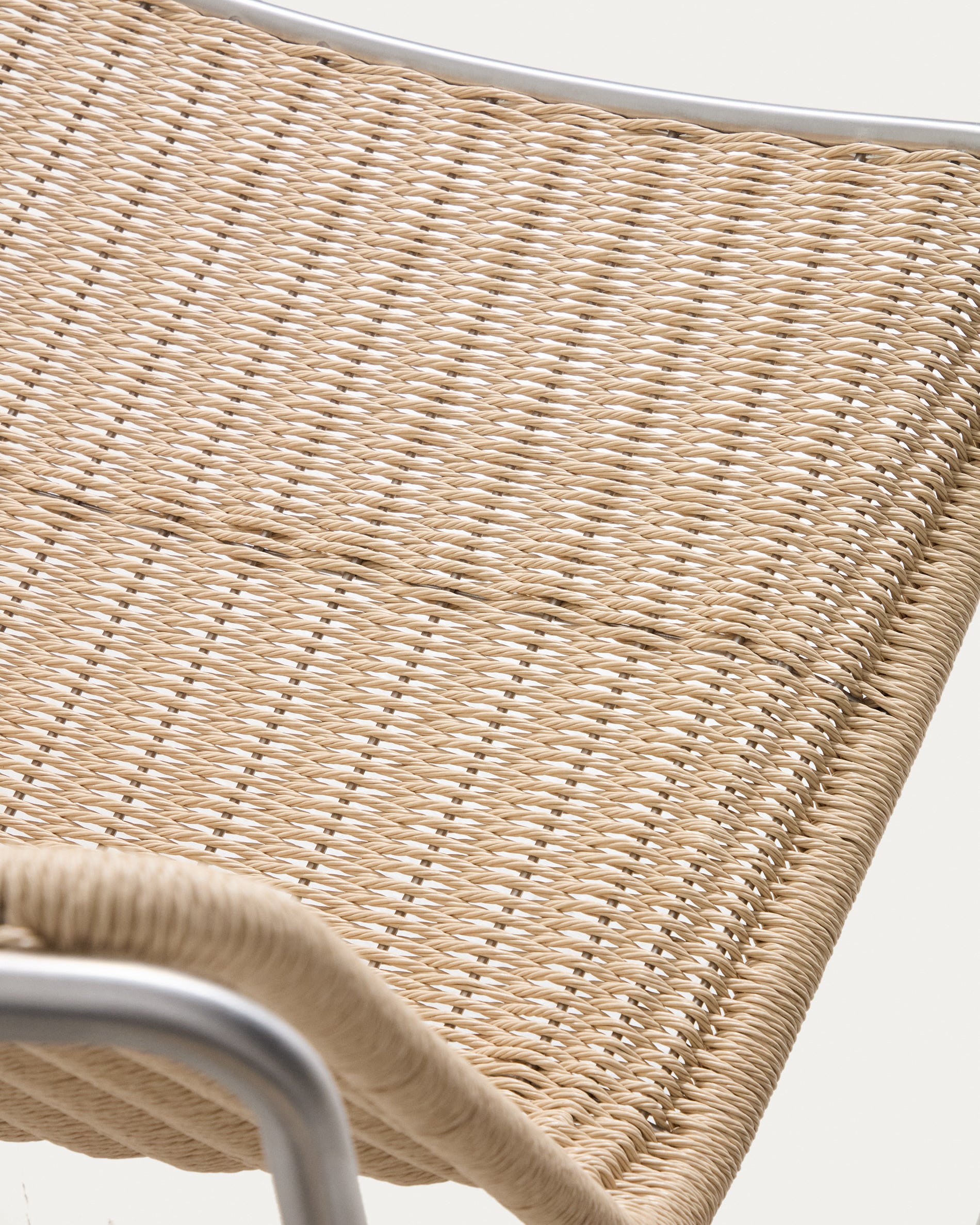 Eleganter Stapelsessel Tavari in hellem Beige, gefertigt aus robustem Synthetikseil und gebürstetem Edelstahl, ideal für den Außenbereich.