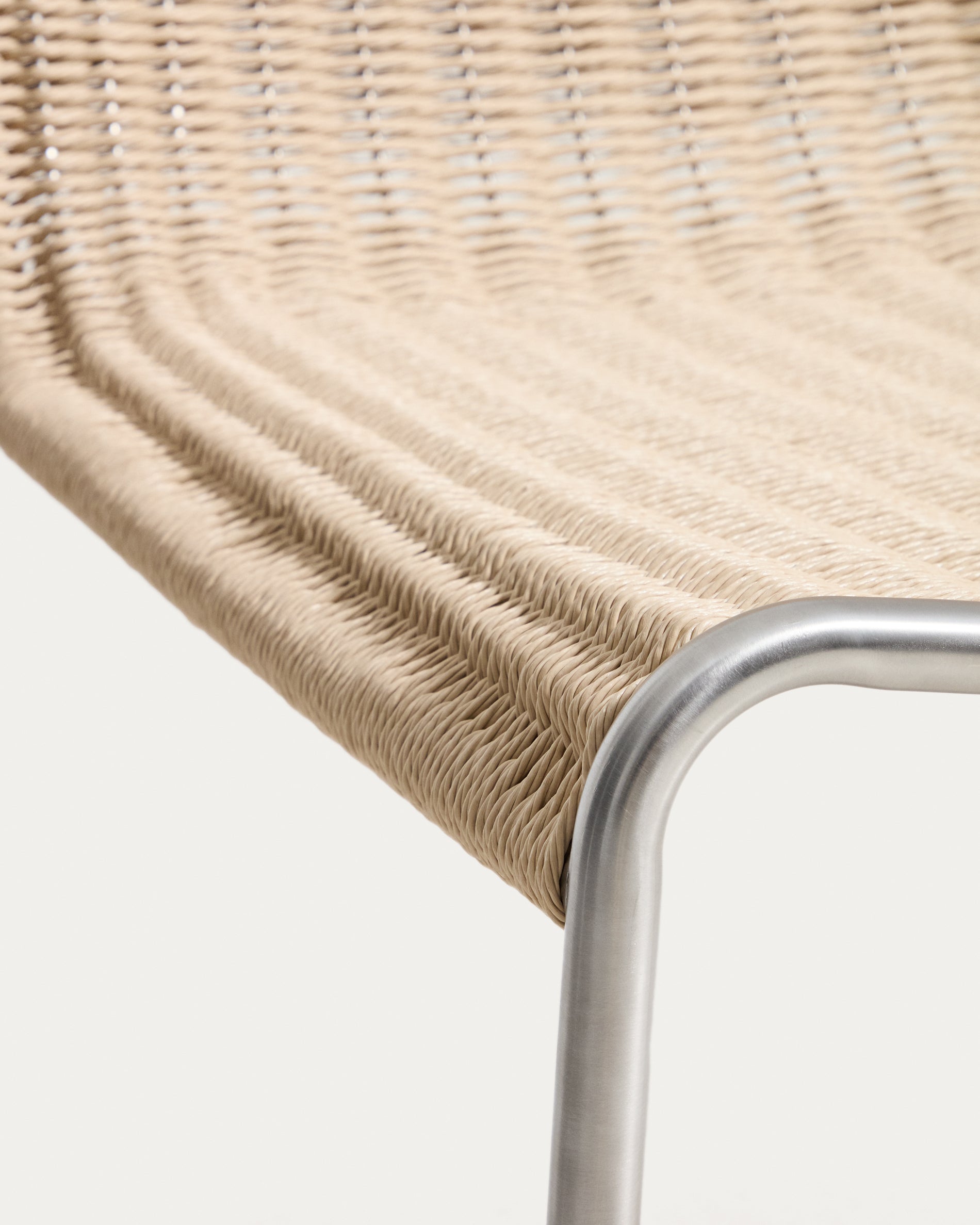 Bequemer Stapelsessel Tavari aus strapazierfähigem, beigem Synthetikseil und gebürstetem Edelstahl, perfekt für Garten und Terrasse.