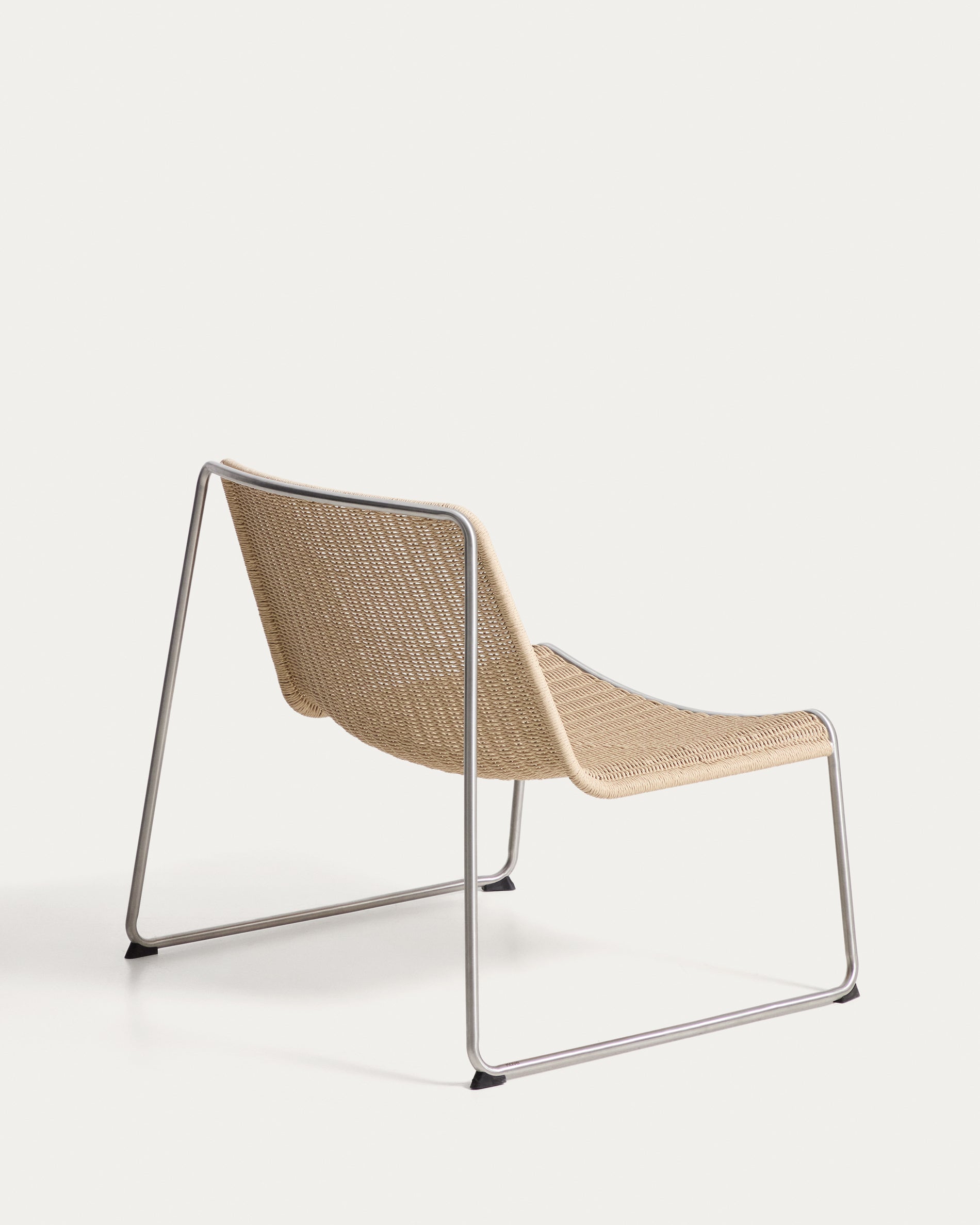 Bequemer Stapelsessel Tavari in sanftem Beige, aus langlebigem Synthetikseil und gebürstetem Edelstahl, perfekt für Garten und Terrasse.
