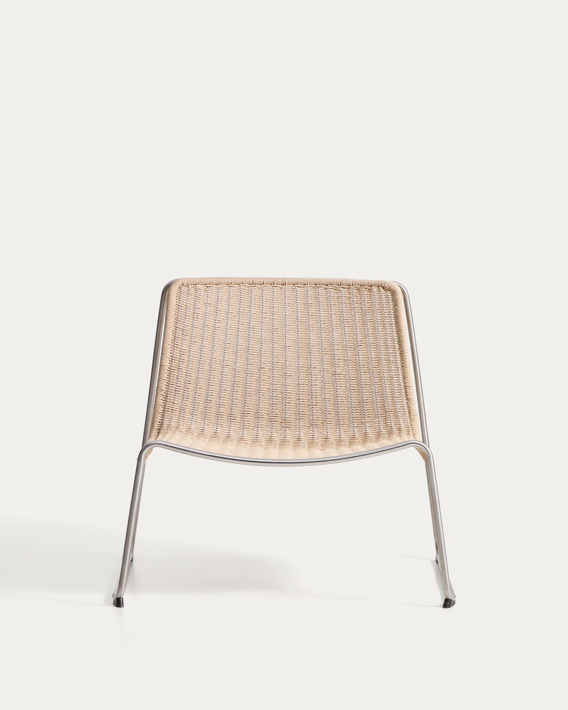 Eleganter Stapelsessel Tavari in hellem Beige, gefertigt aus robustem Synthetikseil und gebürstetem Edelstahl, ideal für den Außenbereich.