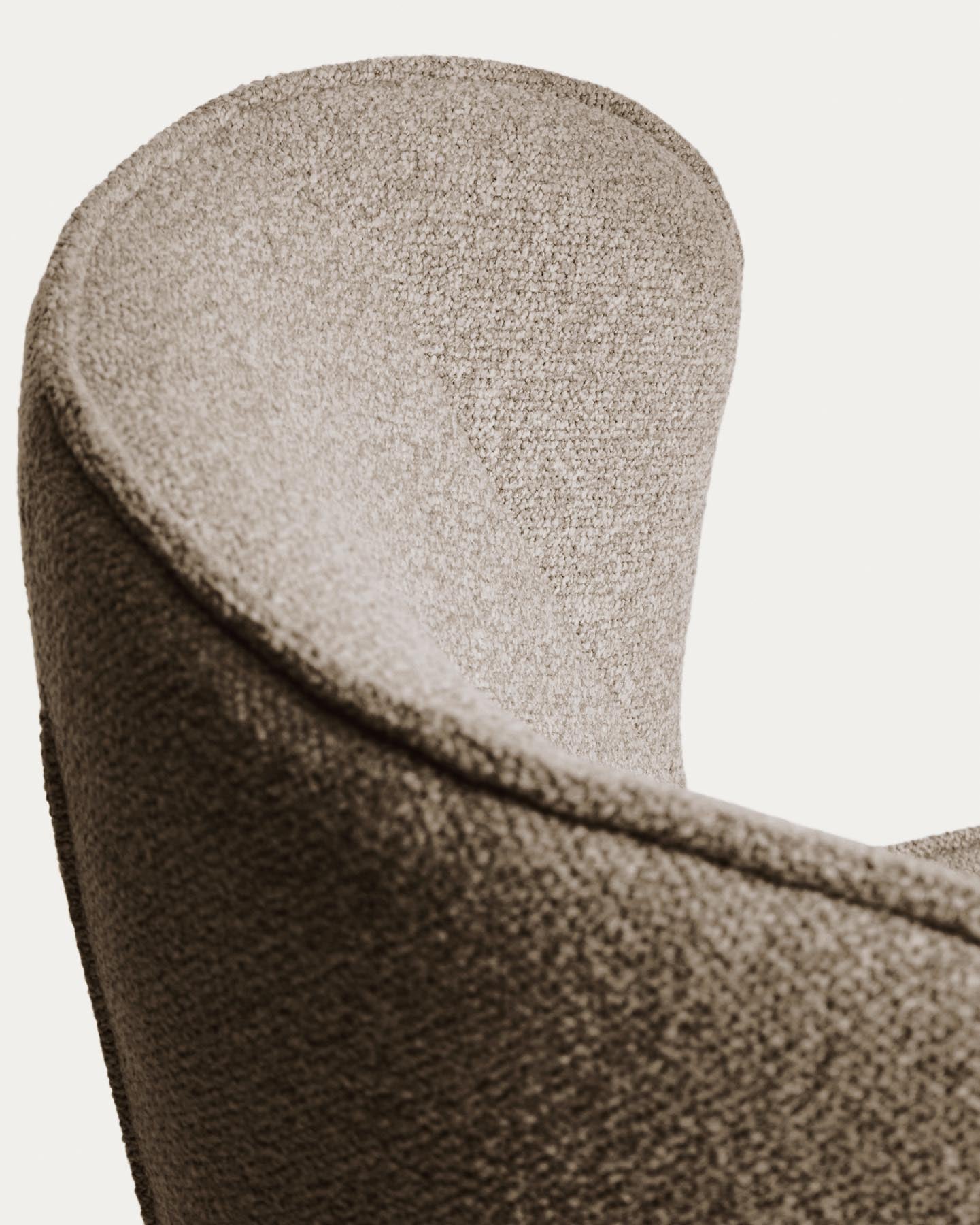 Drehsessel Sorile mit brauner Chenille und schwarz lackiertem Stahl, FSC 100 % in Braun präsentiert im Onlineshop von KAQTU Design AG. Drehsessel ist von Kave Home