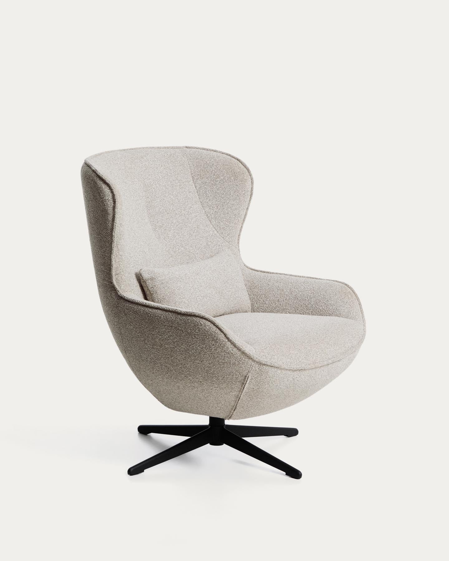 Drehsessel Sorile mit beiger Chenille und schwarz lackiertem Stahl, FSC 100 % in Beige präsentiert im Onlineshop von KAQTU Design AG. Drehsessel ist von Kave Home