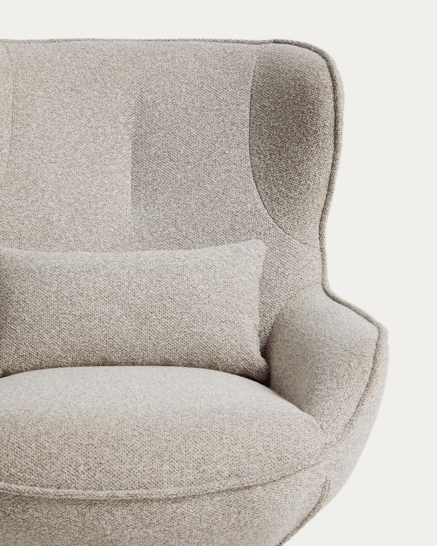 Drehsessel Sorile mit beiger Chenille und schwarz lackiertem Stahl, FSC 100 % in Beige präsentiert im Onlineshop von KAQTU Design AG. Drehsessel ist von Kave Home