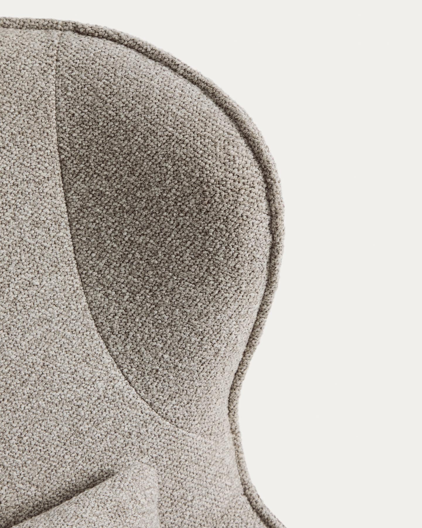 Drehsessel Sorile mit beiger Chenille und schwarz lackiertem Stahl, FSC 100 % in Beige präsentiert im Onlineshop von KAQTU Design AG. Drehsessel ist von Kave Home