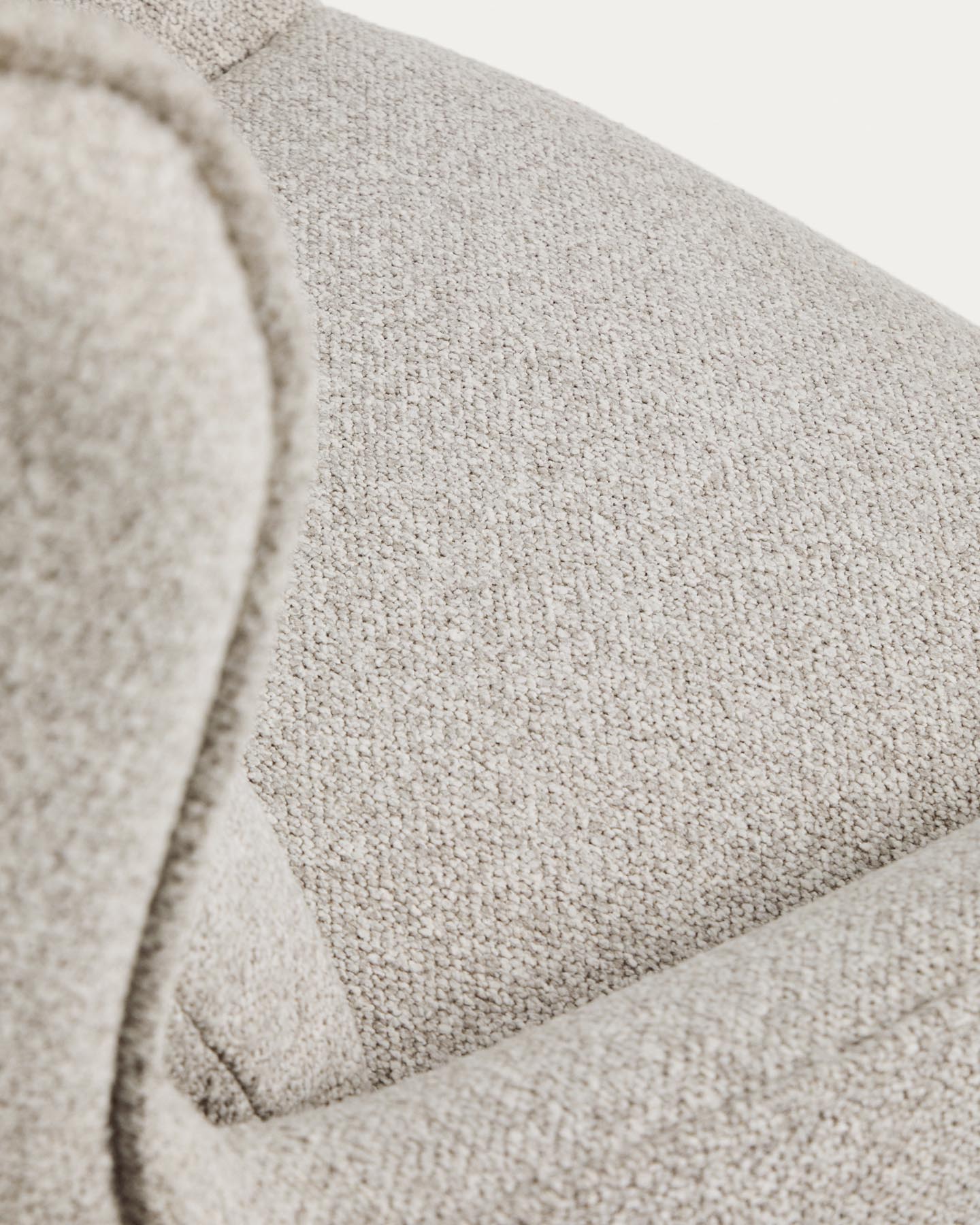Drehsessel Sorile mit beiger Chenille und schwarz lackiertem Stahl, FSC 100 % in Beige präsentiert im Onlineshop von KAQTU Design AG. Drehsessel ist von Kave Home