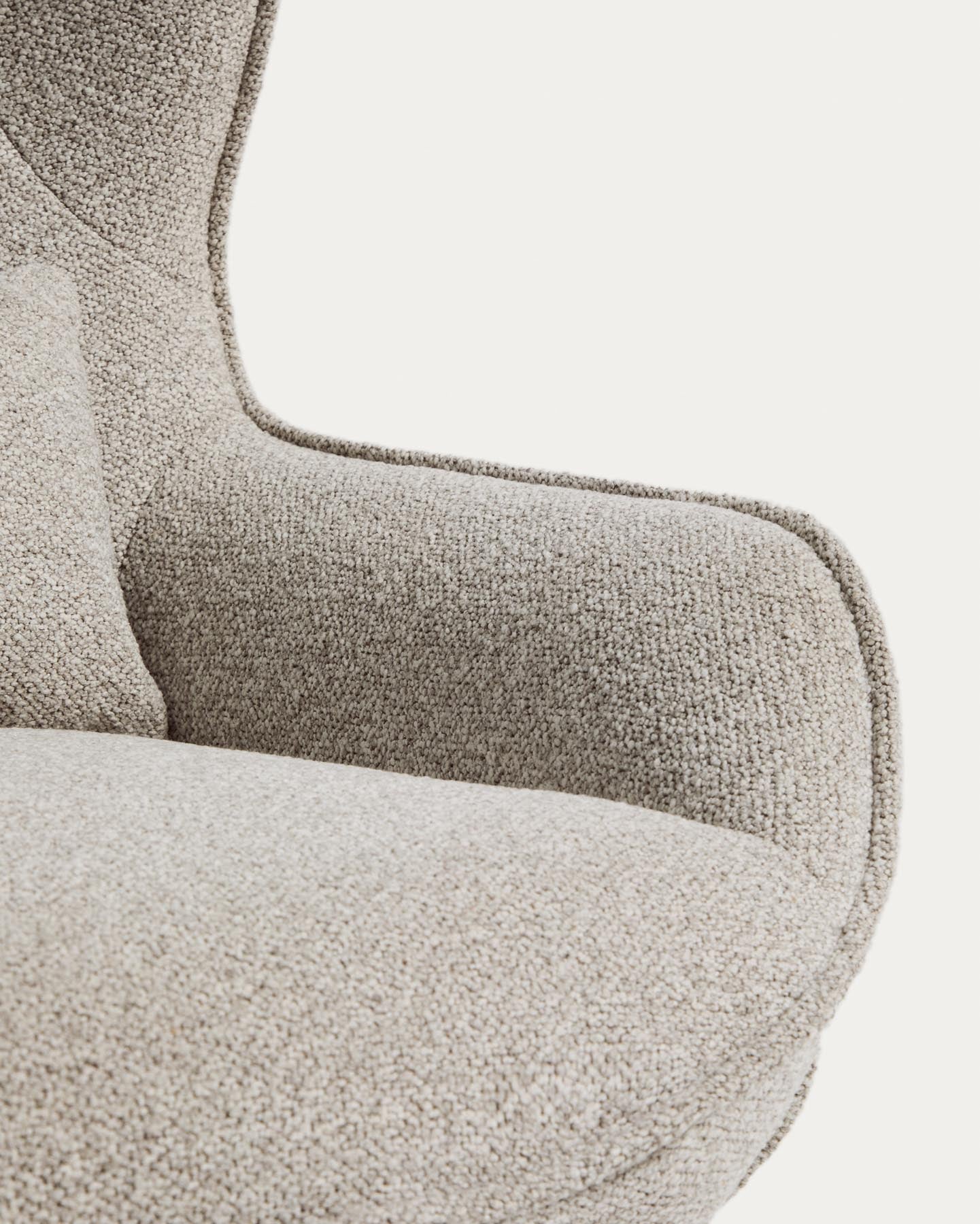 Drehsessel Sorile mit beiger Chenille und schwarz lackiertem Stahl, FSC 100 % in Beige präsentiert im Onlineshop von KAQTU Design AG. Drehsessel ist von Kave Home