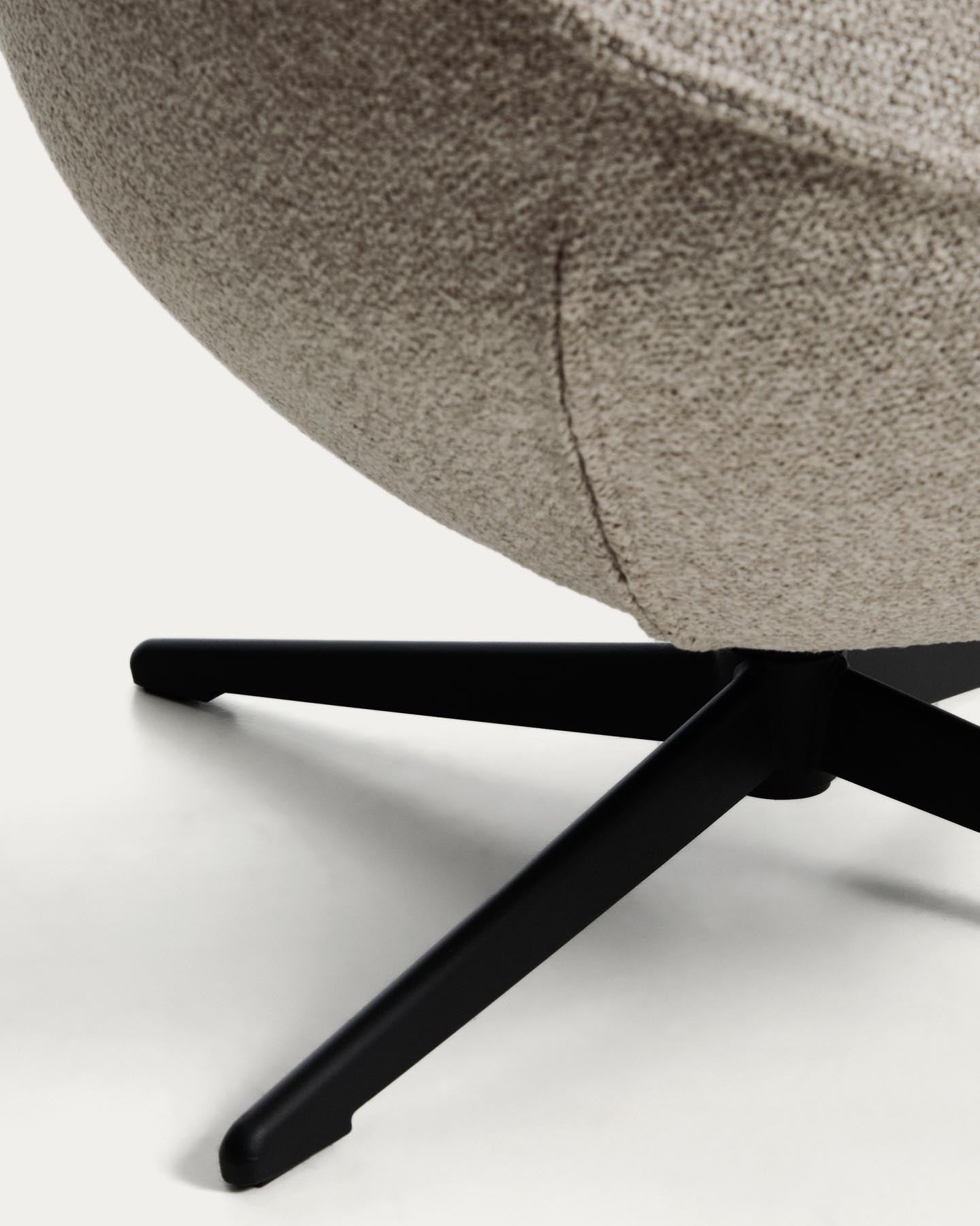 Drehsessel Sorile mit beiger Chenille und schwarz lackiertem Stahl, FSC 100 % in Beige präsentiert im Onlineshop von KAQTU Design AG. Drehsessel ist von Kave Home