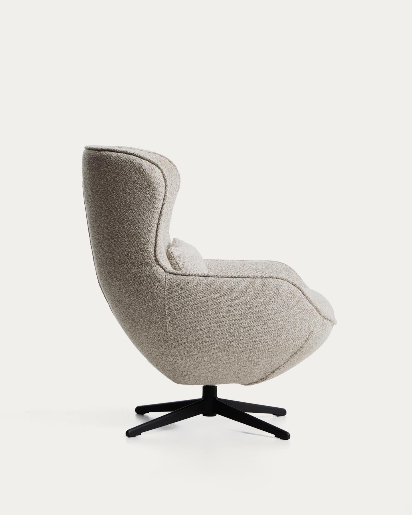 Drehsessel Sorile mit beiger Chenille und schwarz lackiertem Stahl, FSC 100 % in Beige präsentiert im Onlineshop von KAQTU Design AG. Drehsessel ist von Kave Home