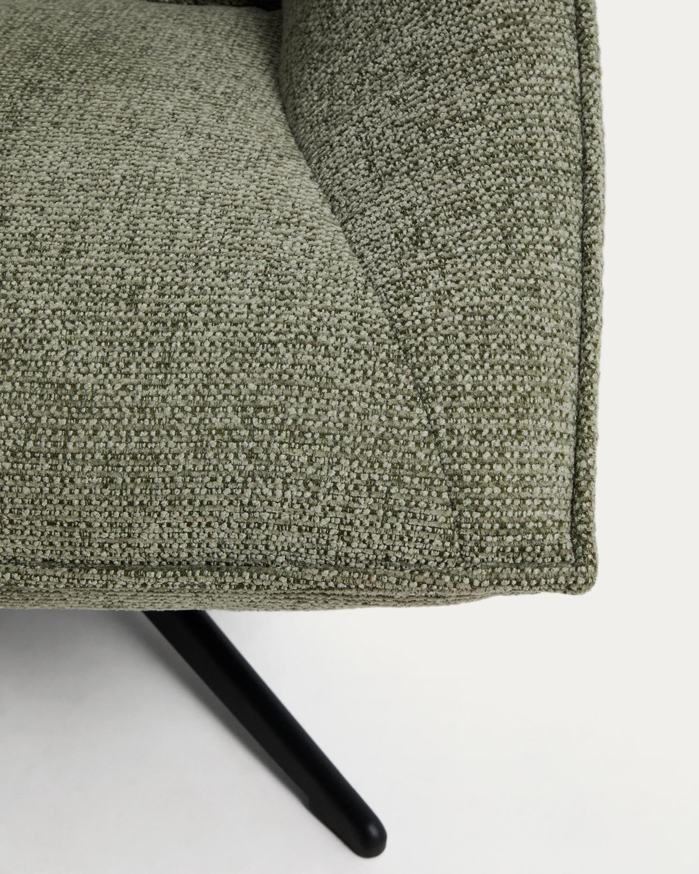 Drehsessel Dirala mit grüner Chenille und schwarz lackiertem Stahl, FSC 100 % in Hellgrün präsentiert im Onlineshop von KAQTU Design AG. Drehsessel ist von Kave Home