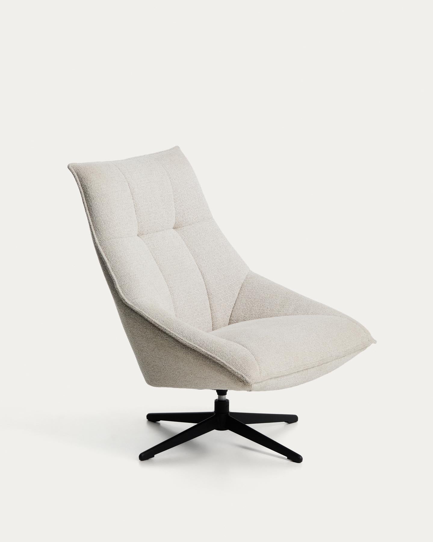 Drehsessel Dirala mit beiger Chenille und schwarz lackiertem Stahl, FSC 100 % in Beige präsentiert im Onlineshop von KAQTU Design AG. Drehsessel ist von Kave Home