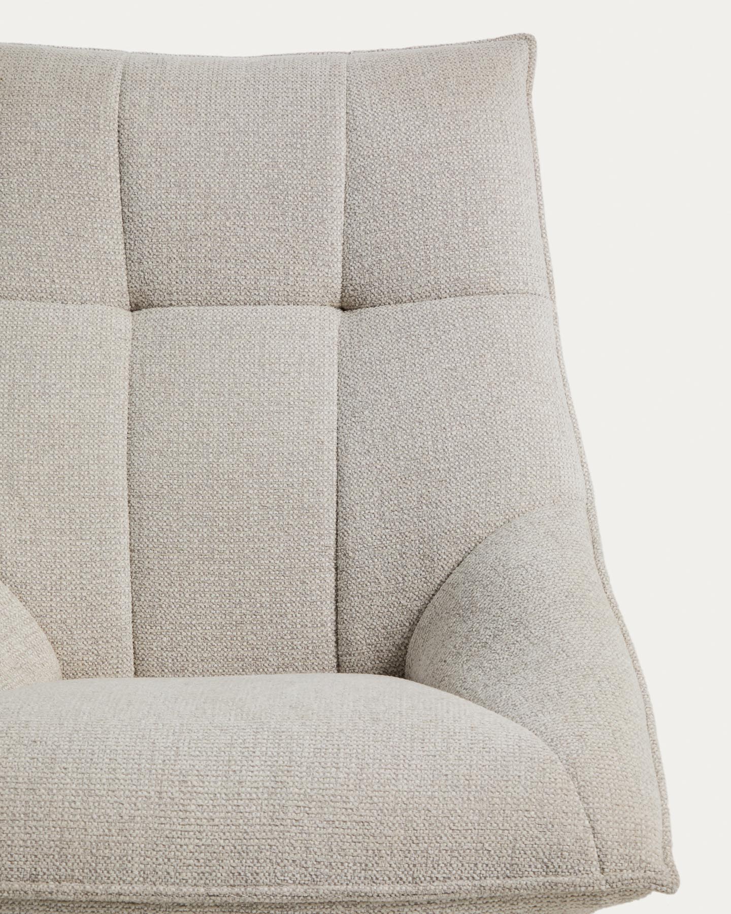 Drehsessel Dirala mit beiger Chenille und schwarz lackiertem Stahl, FSC 100 % in Beige präsentiert im Onlineshop von KAQTU Design AG. Drehsessel ist von Kave Home