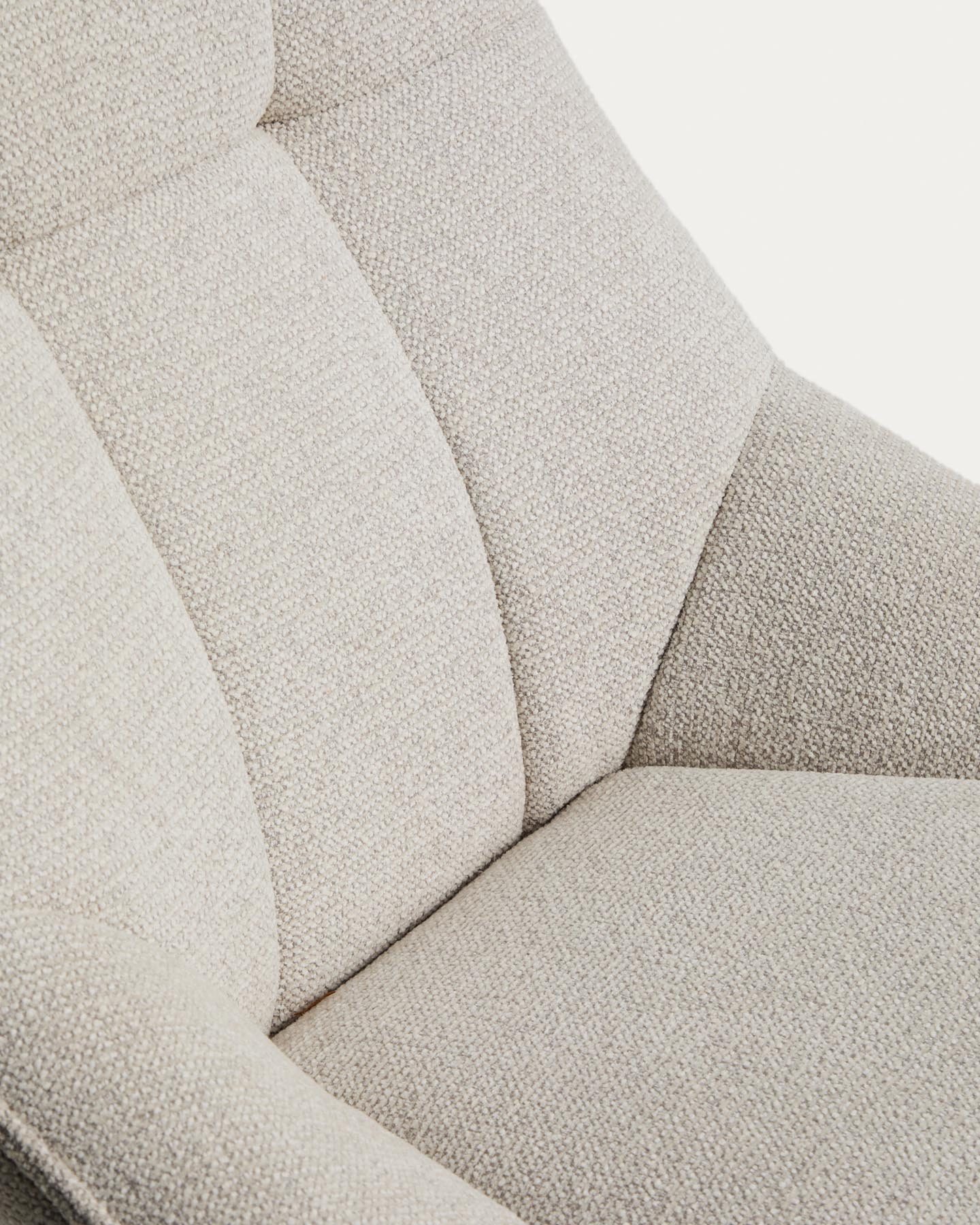 Drehsessel Dirala mit beiger Chenille und schwarz lackiertem Stahl, FSC 100 % in Beige präsentiert im Onlineshop von KAQTU Design AG. Drehsessel ist von Kave Home