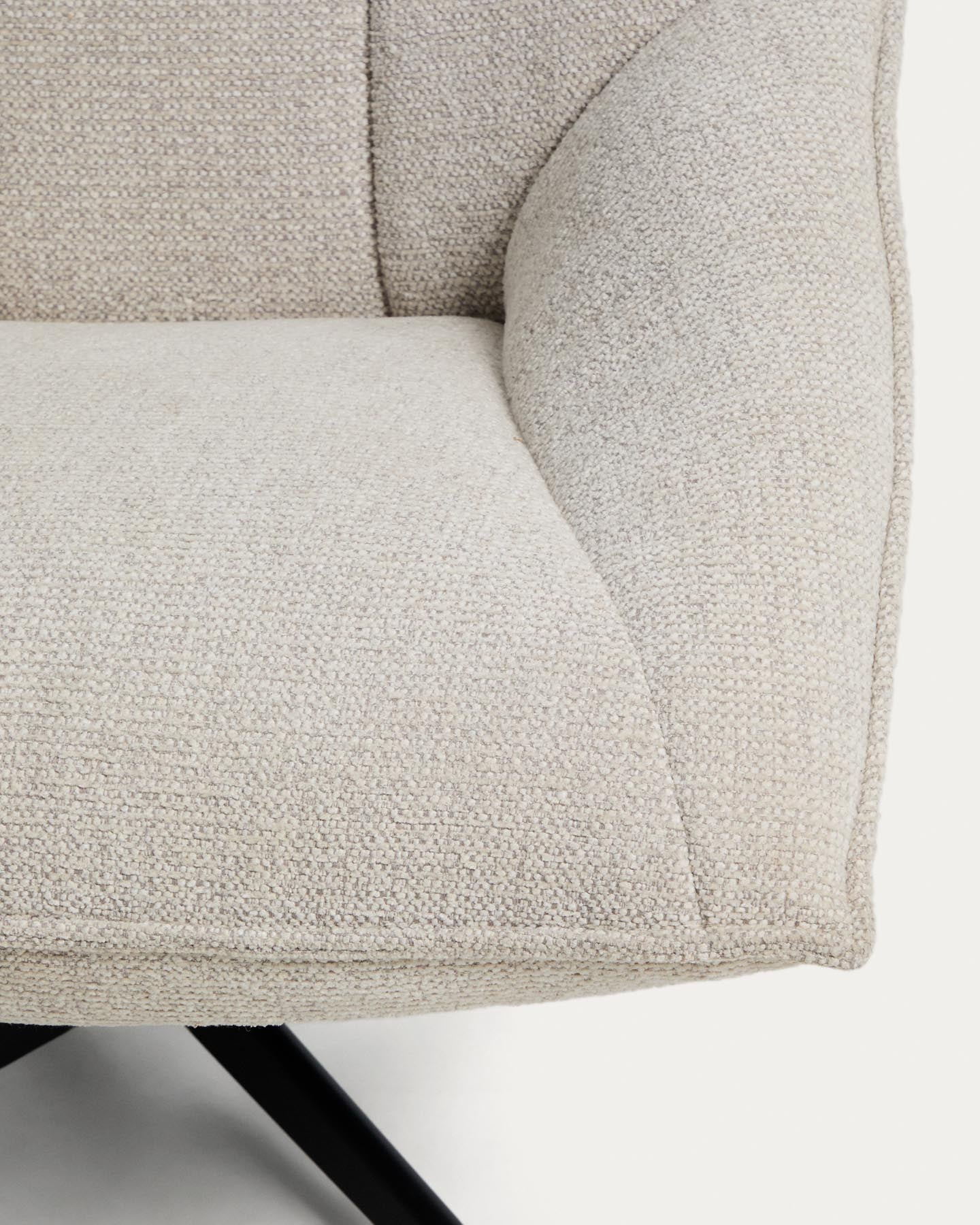 Drehsessel Dirala mit beiger Chenille und schwarz lackiertem Stahl, FSC 100 % in Beige präsentiert im Onlineshop von KAQTU Design AG. Drehsessel ist von Kave Home