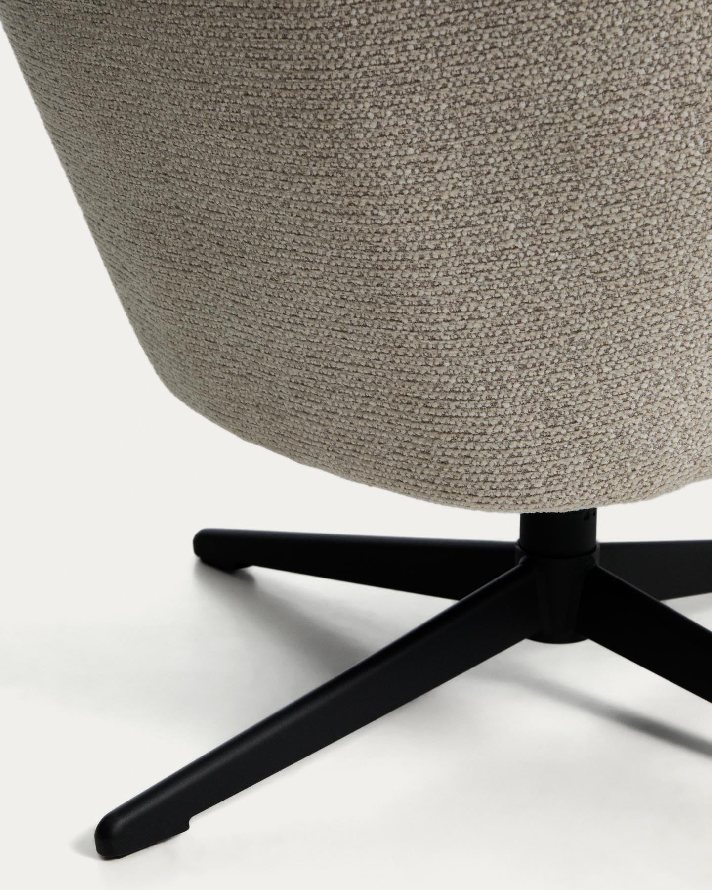 Drehsessel Dirala mit beiger Chenille und schwarz lackiertem Stahl, FSC 100 % in Beige präsentiert im Onlineshop von KAQTU Design AG. Drehsessel ist von Kave Home
