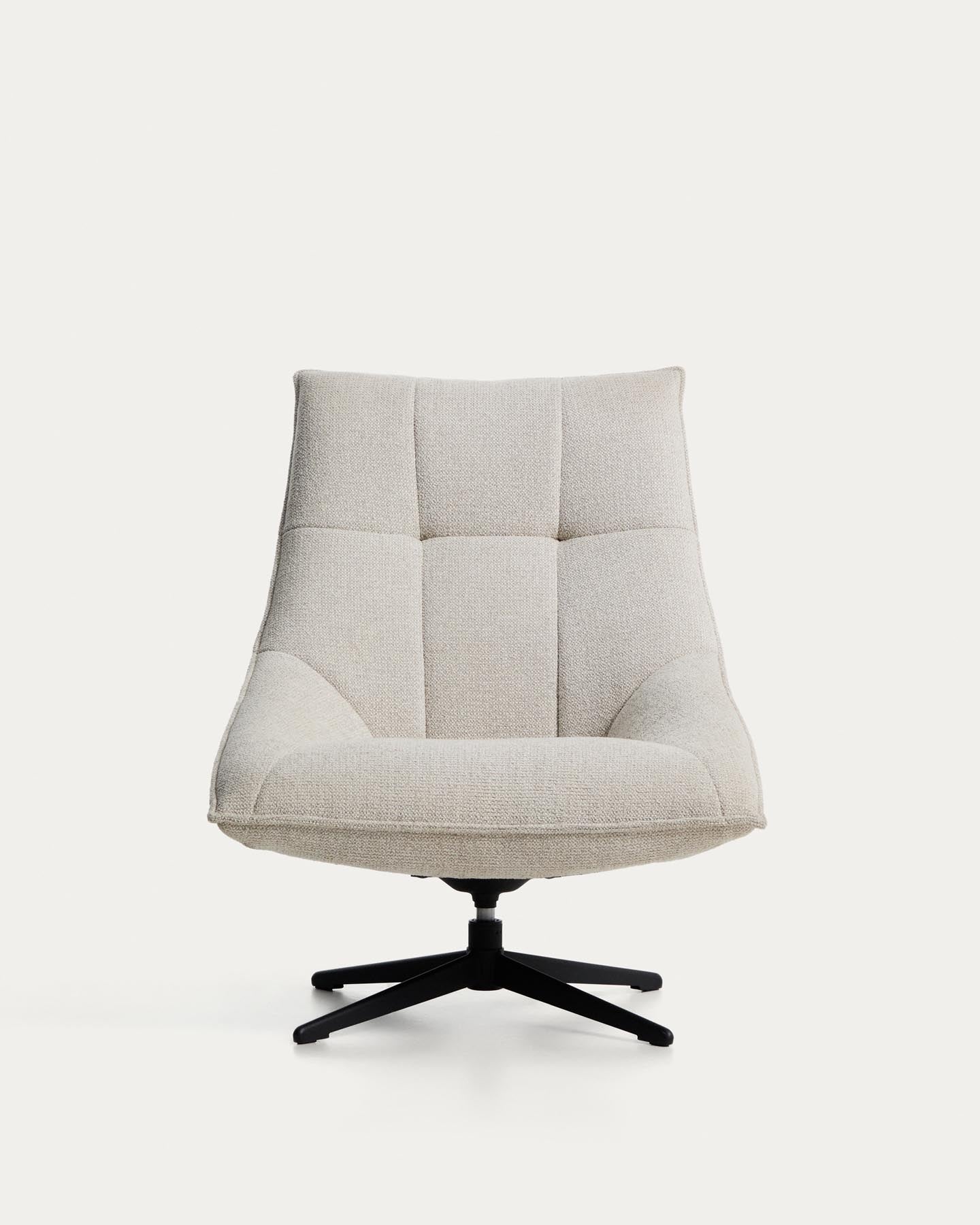 Drehsessel Dirala mit beiger Chenille und schwarz lackiertem Stahl, FSC 100 % in Beige präsentiert im Onlineshop von KAQTU Design AG. Drehsessel ist von Kave Home