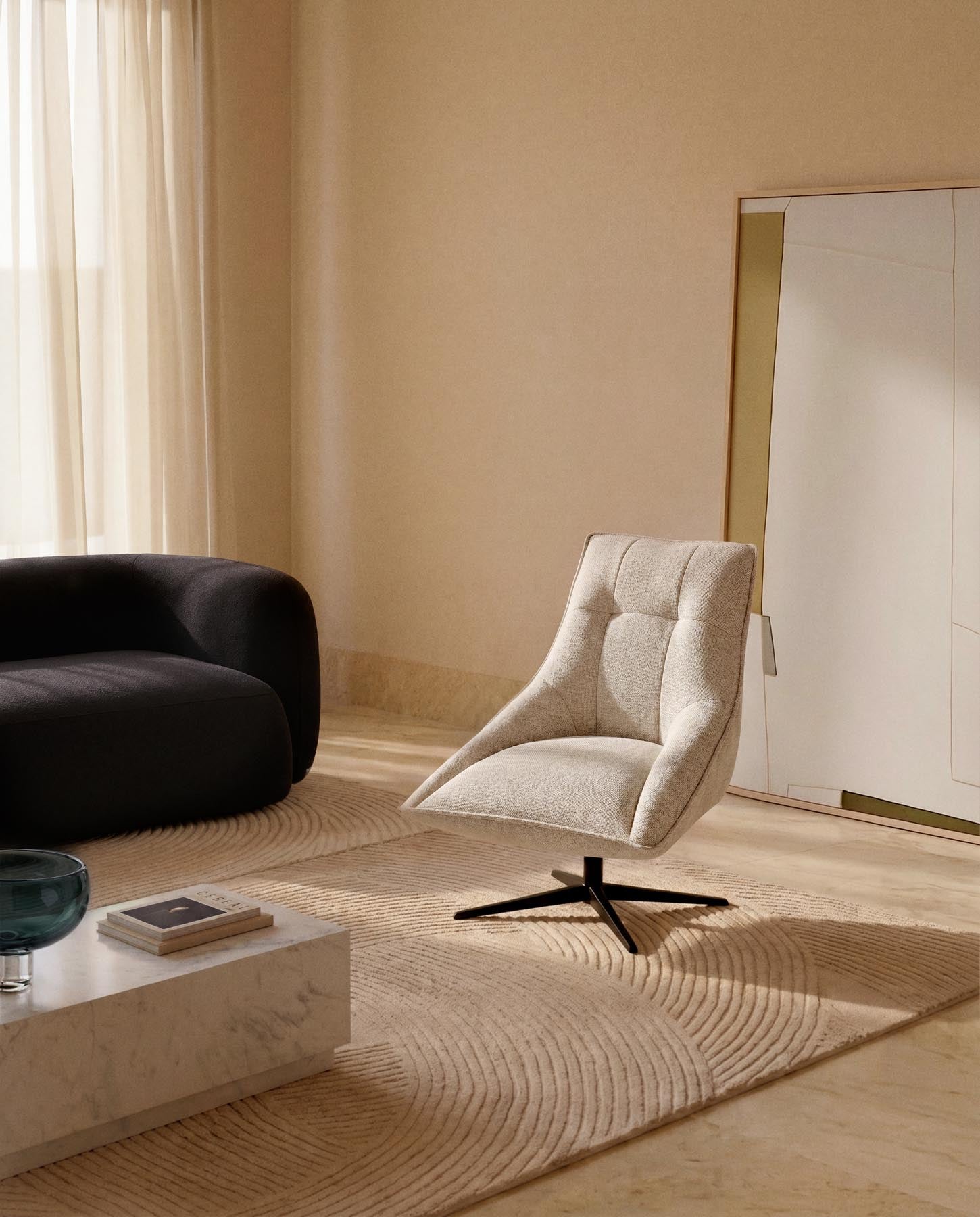 Drehsessel Dirala mit beiger Chenille und schwarz lackiertem Stahl, FSC 100 % in Beige präsentiert im Onlineshop von KAQTU Design AG. Drehsessel ist von Kave Home