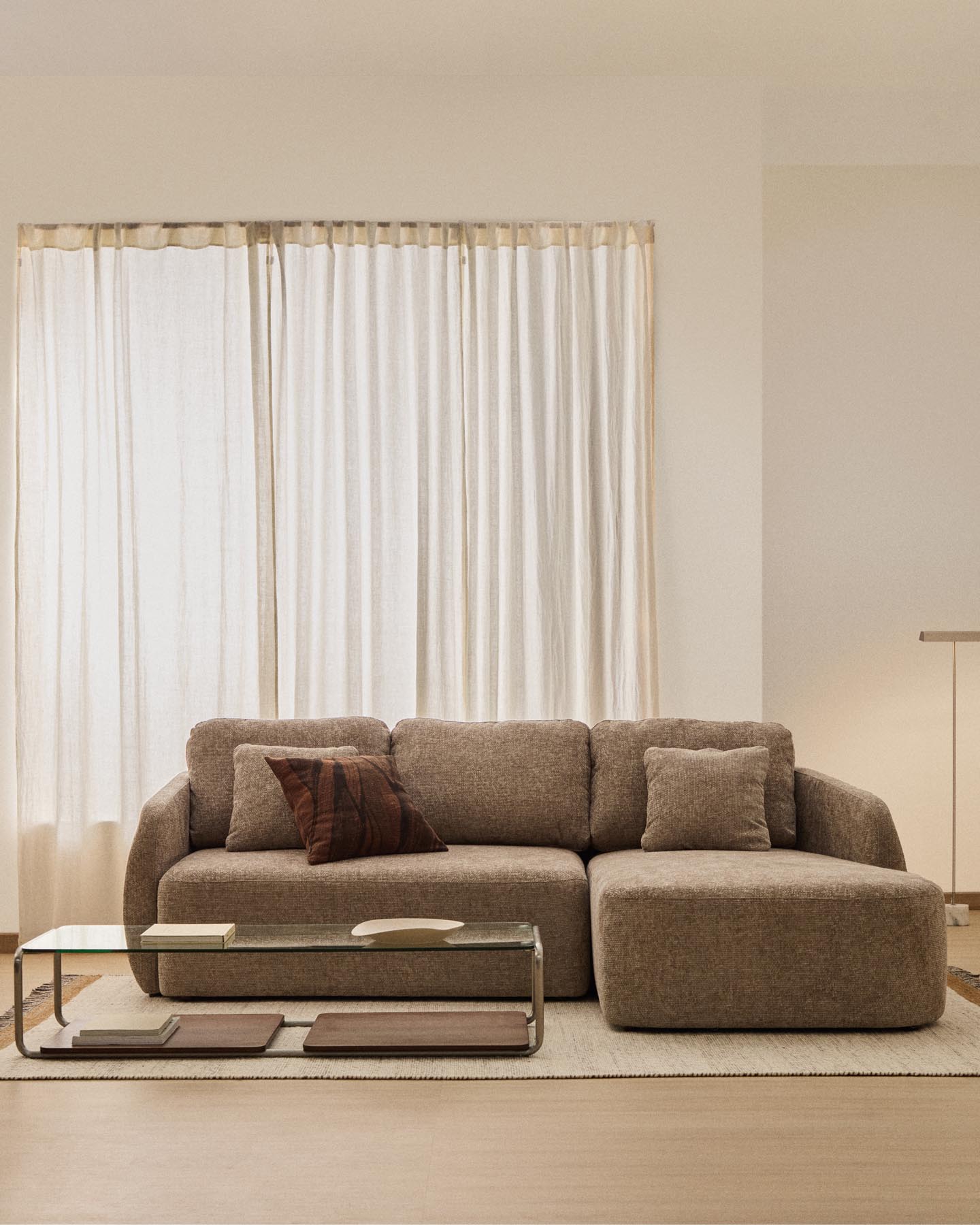 3-Sitzer-Bettsofa Laira in taupefarbener Chenille und Chaiselongue rechts, 246 cm, FSC Mix Credit in Taupe präsentiert im Onlineshop von KAQTU Design AG. Bettsofa ist von Kave Home