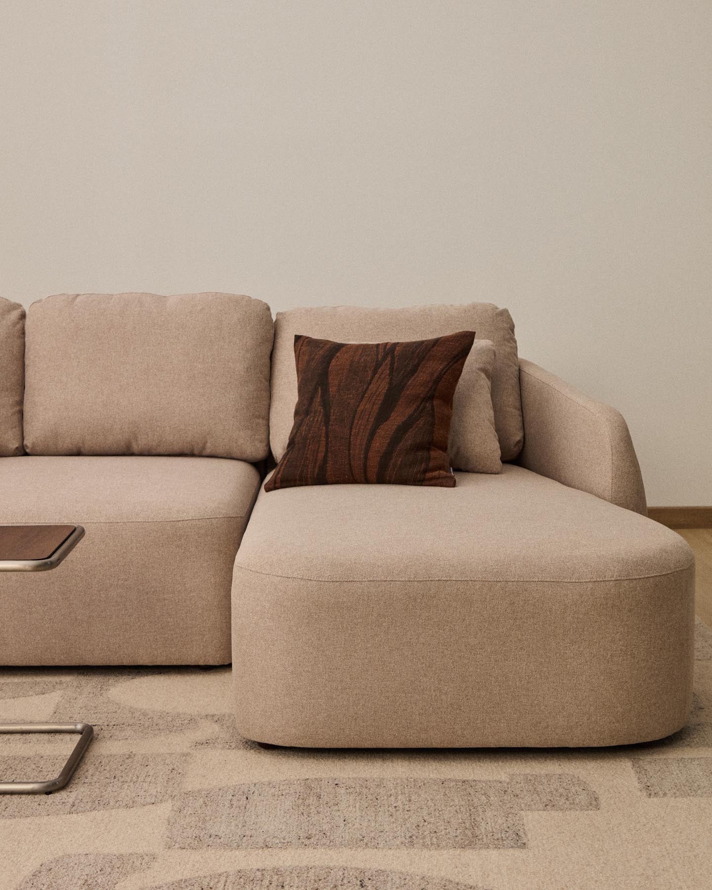 3-Sitzer-Bettsofa Laira in beiger Chenille und Chaiselongue rechts, 246 cm, FSC Mix Credit in Beige präsentiert im Onlineshop von KAQTU Design AG. Bettsofa ist von Kave Home