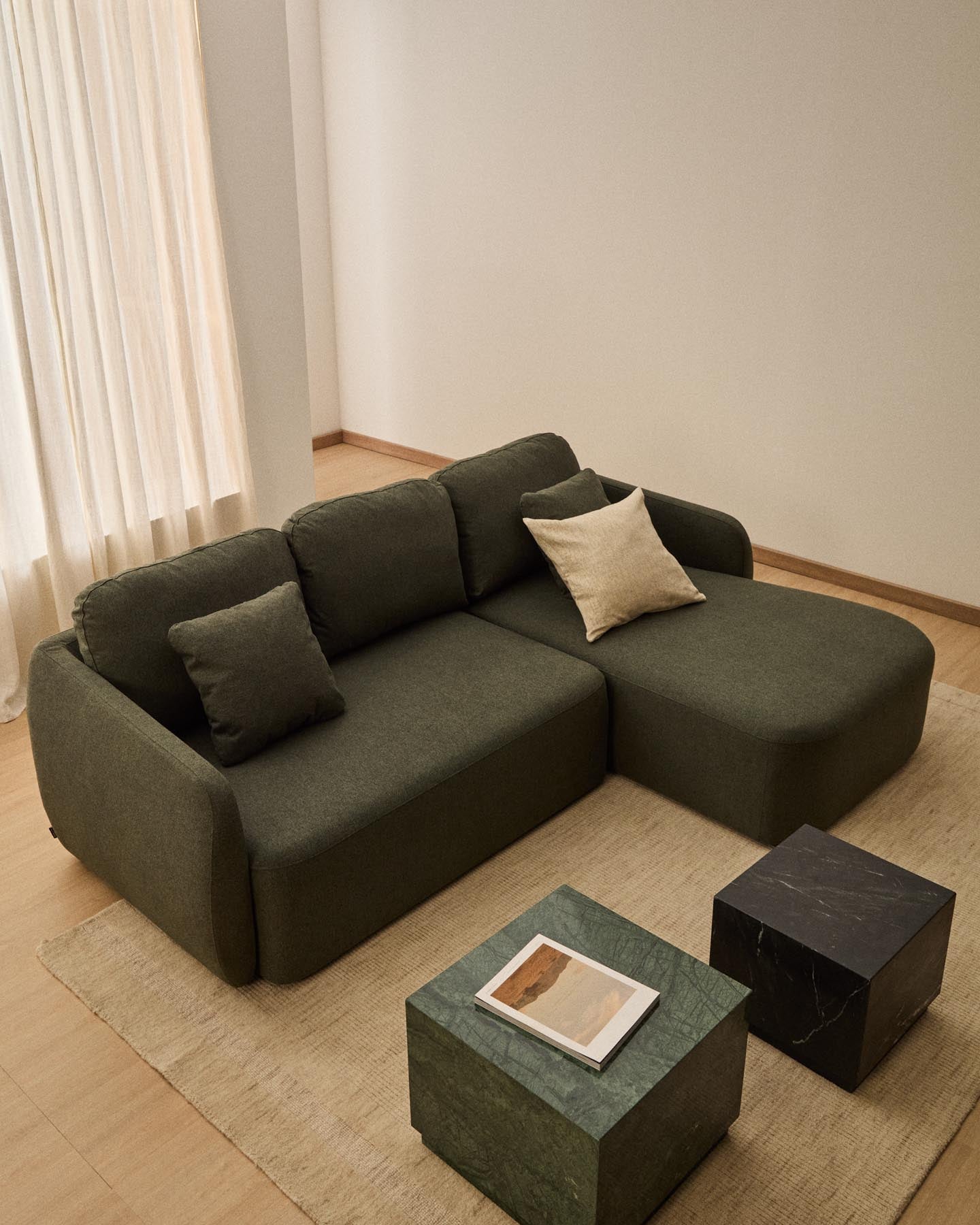3-Sitzer-Bettsofa Laira in dunkelgrüner Chenille und Chaiselongue rechts, 246 cm, FSC Mix Credit in Dunkelgrün präsentiert im Onlineshop von KAQTU Design AG. Bettsofa ist von Kave Home