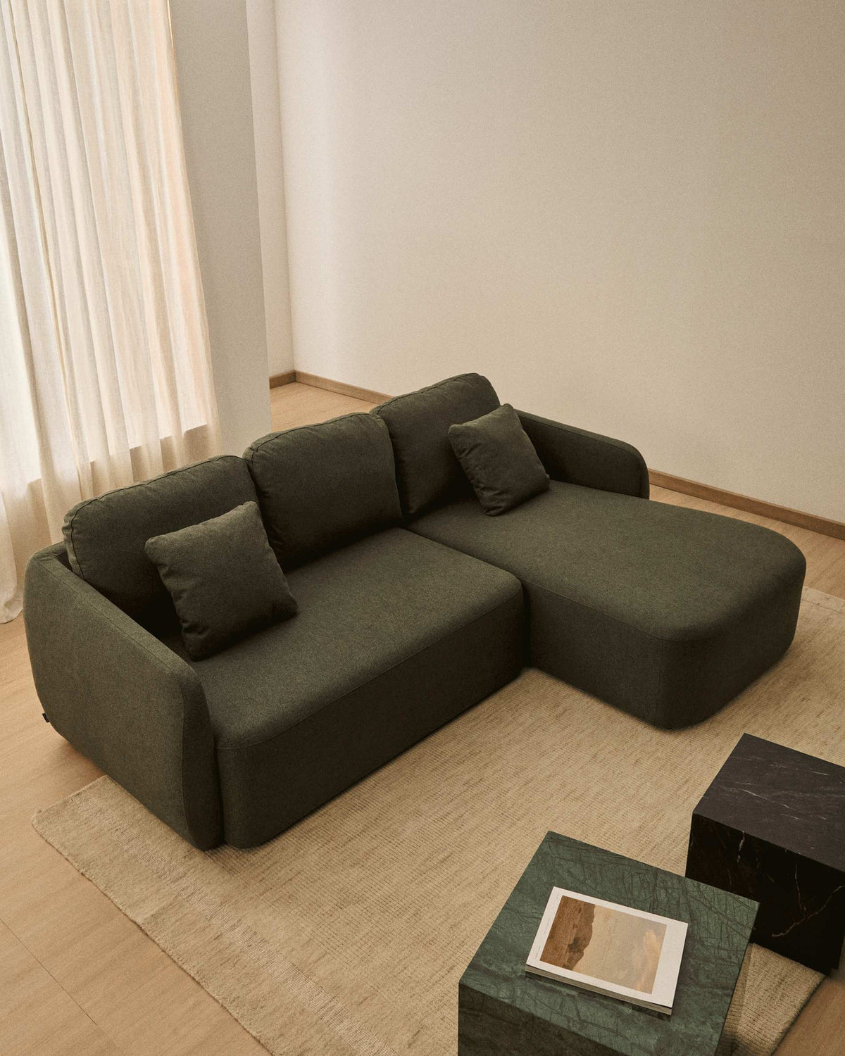 3-Sitzer-Bettsofa Laira in dunkelgrüner Chenille und Chaiselongue rechts, 246 cm, FSC Mix Credit in Dunkelgrün präsentiert im Onlineshop von KAQTU Design AG. Bettsofa ist von Kave Home