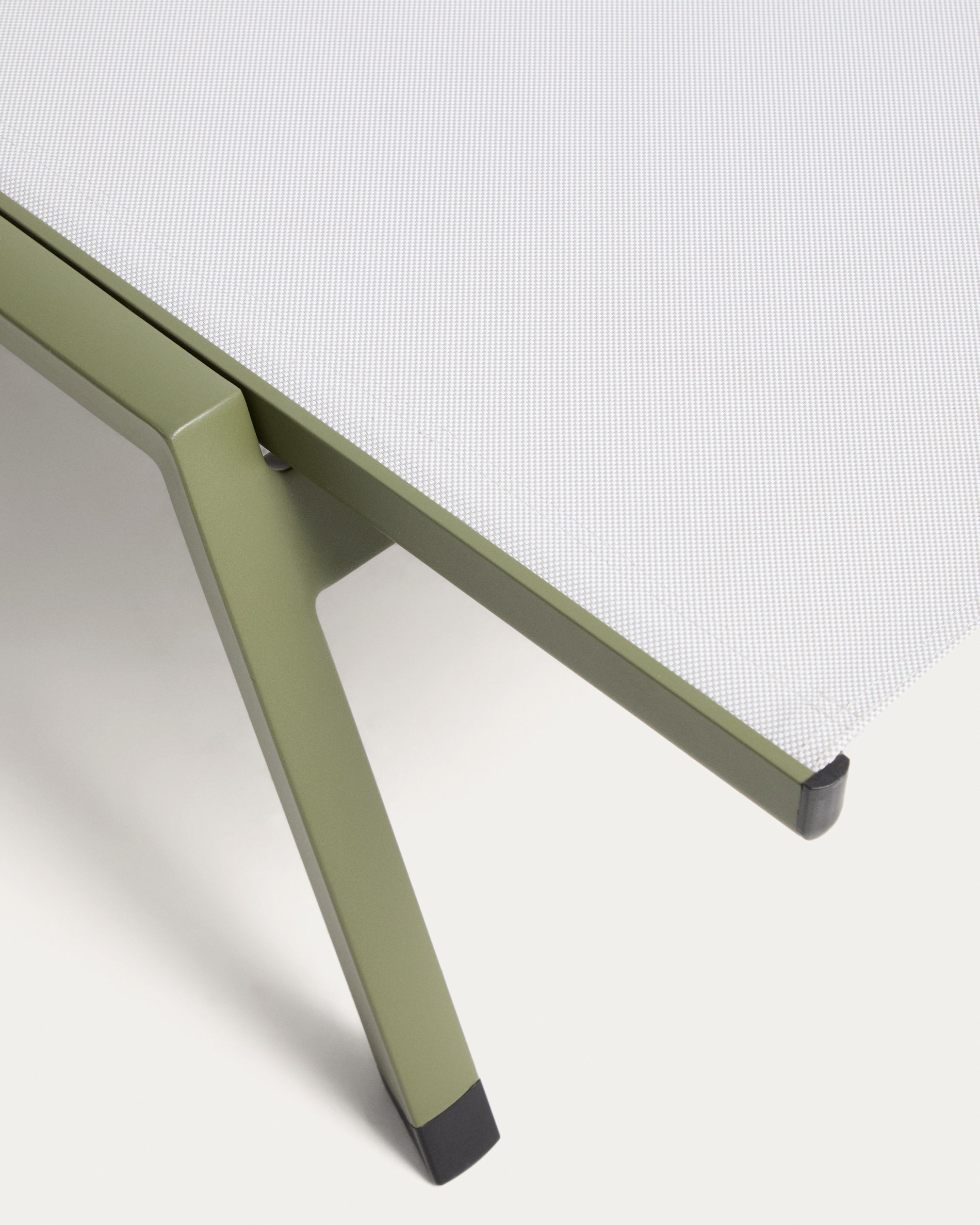 Sonnenliege Capraia aus Aluminium in Grün in Grün präsentiert im Onlineshop von KAQTU Design AG. Liegestuhl ist von Kave Home