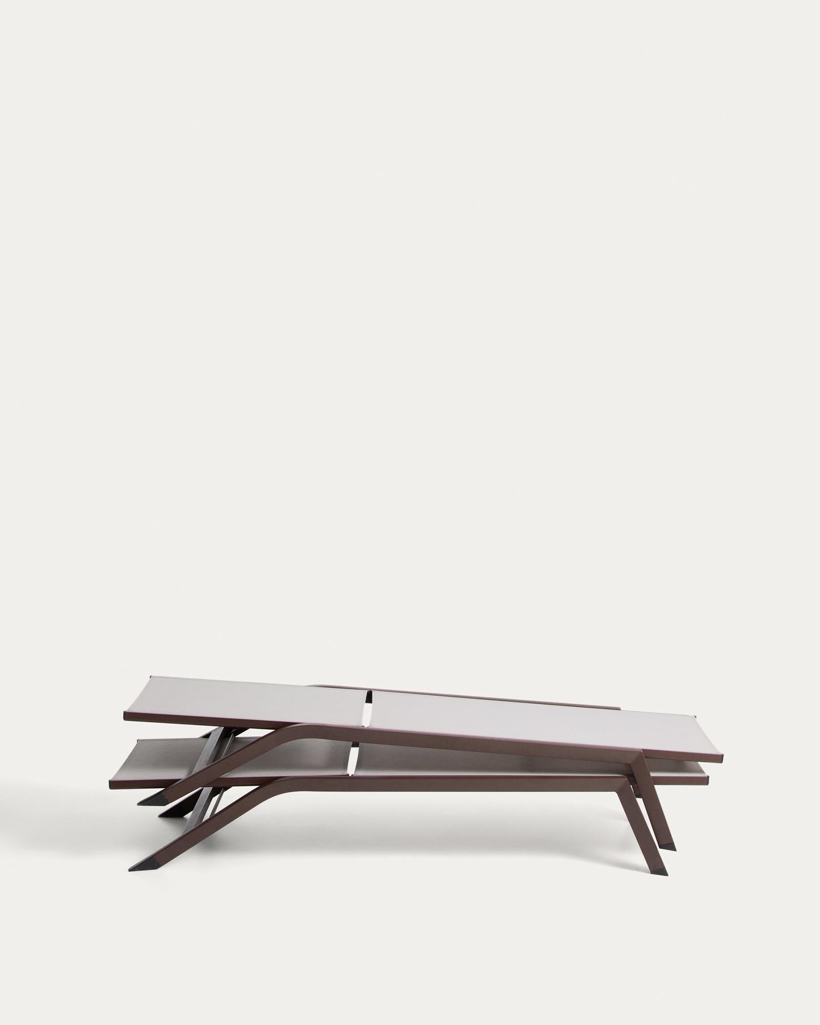 Elegante stapelbare Sonnenliege Capraia aus robustem braunem Aluminium und hellem Texteline, ideal für entspannte Stunden im Freien.
