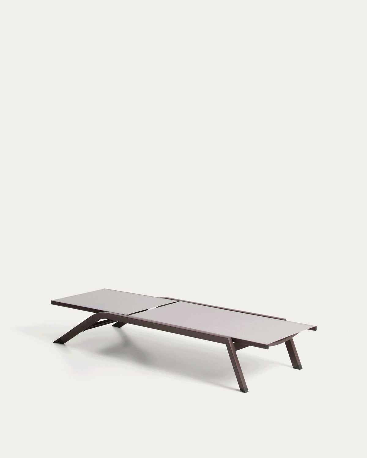 Stapelbare Sonnenliege Capraia aus braunem Aluminium und hellbraunem Texteline in Beige, Ecru präsentiert im Onlineshop von KAQTU Design AG. Liegestuhl ist von Kave Home